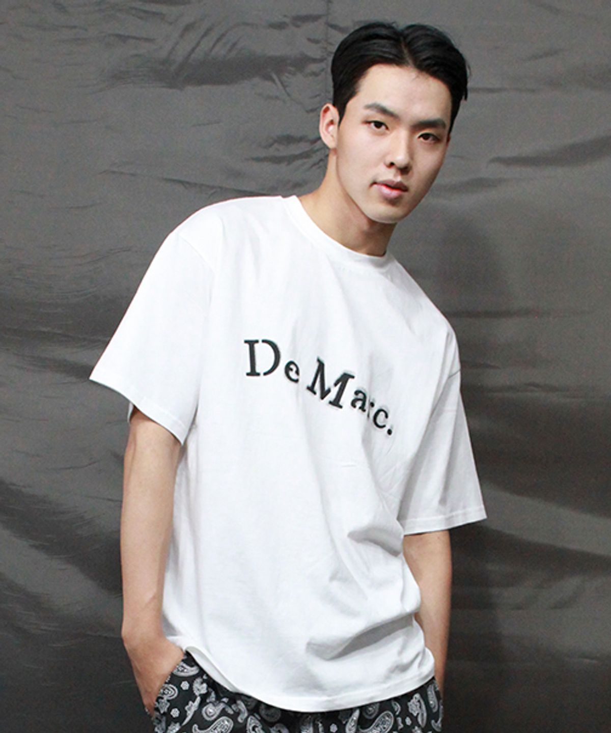 드마크(DEMARC) 그래피티 로고 박스핏 반팔 티셔츠 화이트