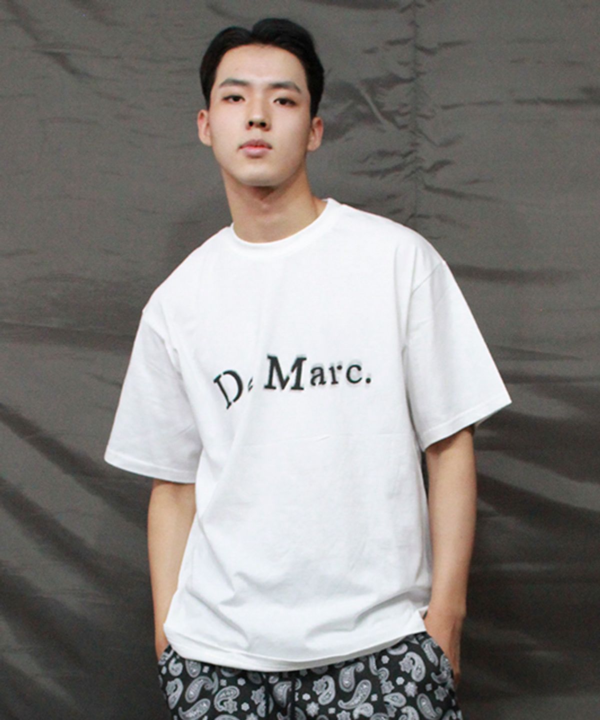 드마크(DEMARC) 그래피티 로고 박스핏 반팔 티셔츠 화이트