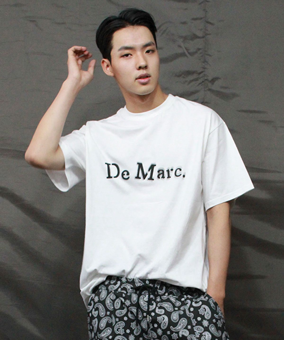 드마크(DEMARC) 그래피티 로고 박스핏 반팔 티셔츠 화이트