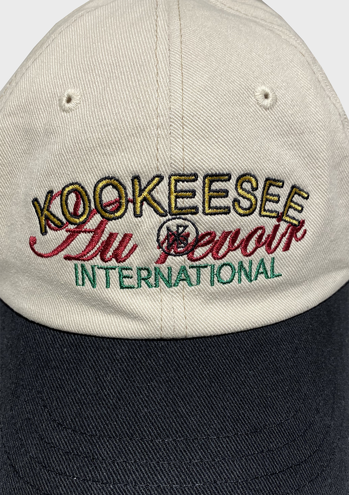 쿠키시(KOOKEESEE) 투톤배색 빈티지 워싱 자수 볼캡  (연베이지/블랙)