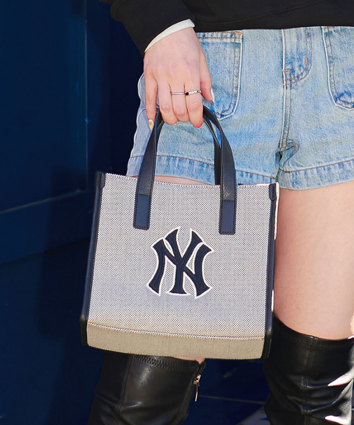 엠엘비(MLB) 베이직 빅로고 캔버스 스몰 토트백 NY (Black)