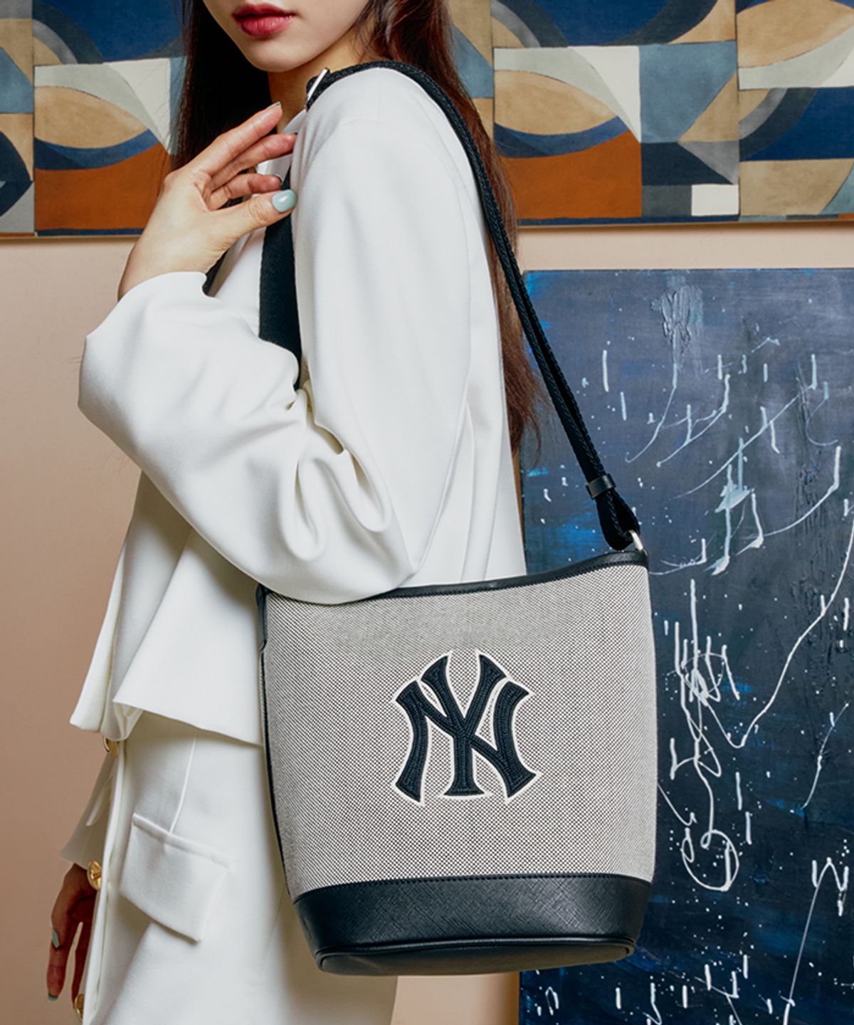 엠엘비(MLB) 베이직 빅로고 캔버스 버킷백 NY (Black)