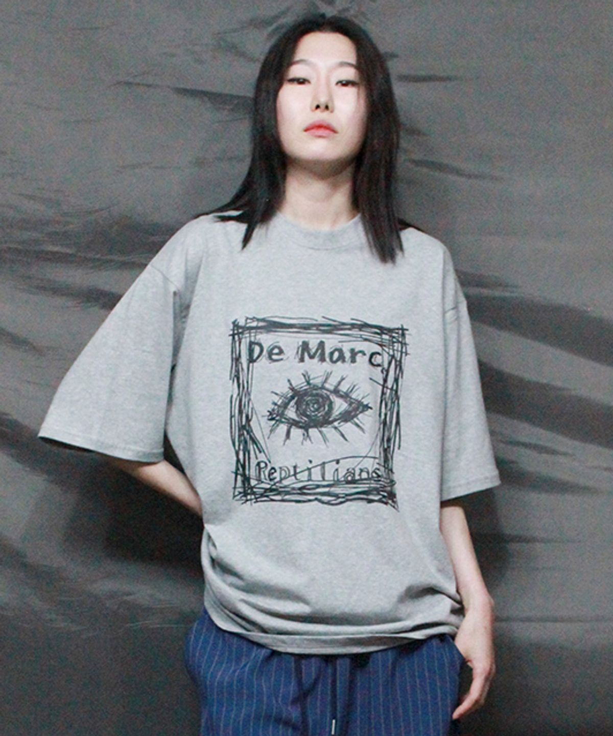 드마크(DEMARC) 스트릿 그래픽 박스핏 반팔 티셔츠 그레이