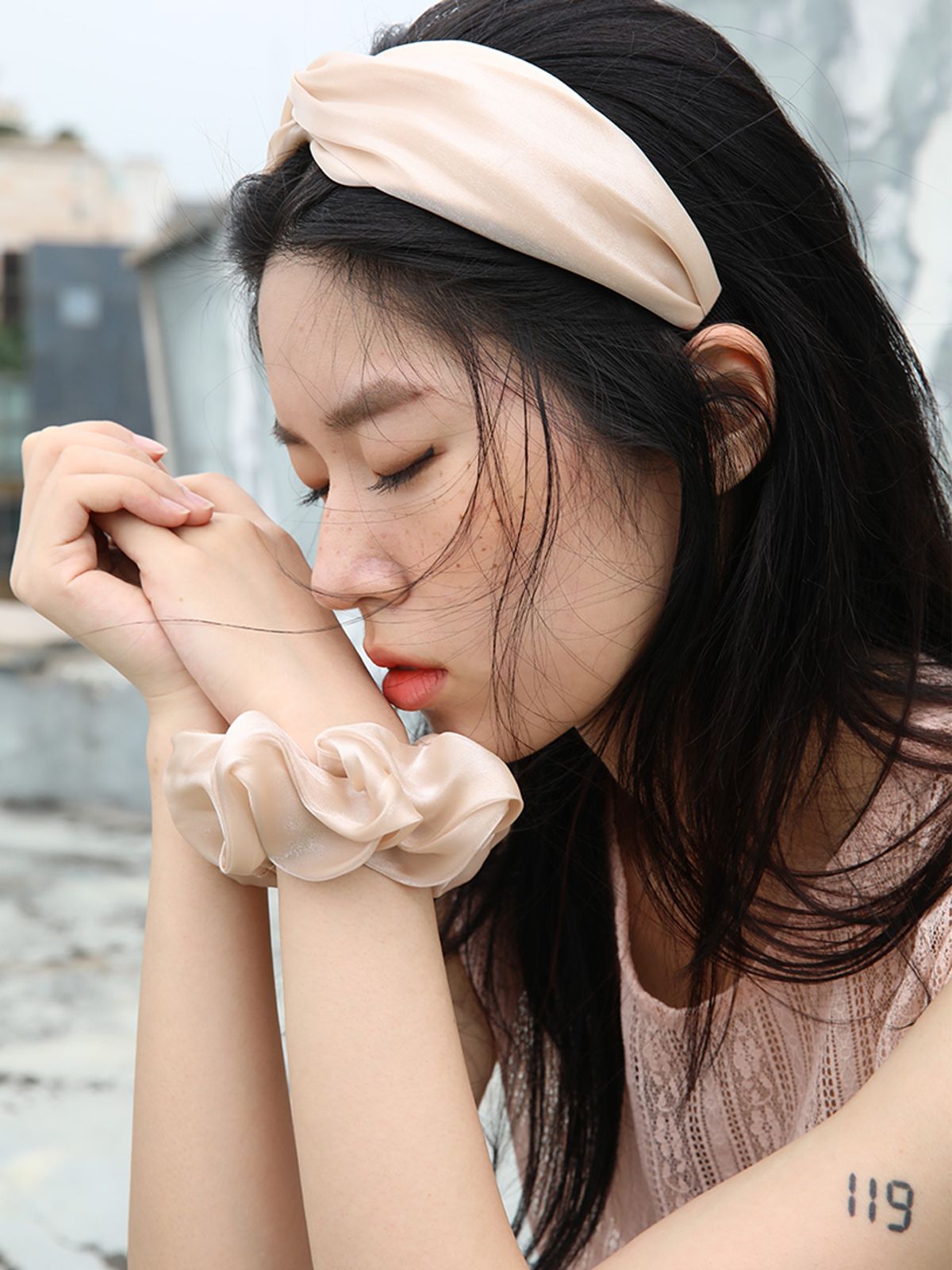쏘리, 투 머치 러브(SORRY, TOO MUCH LOVE) Sharon Oganza Hairband_Beige