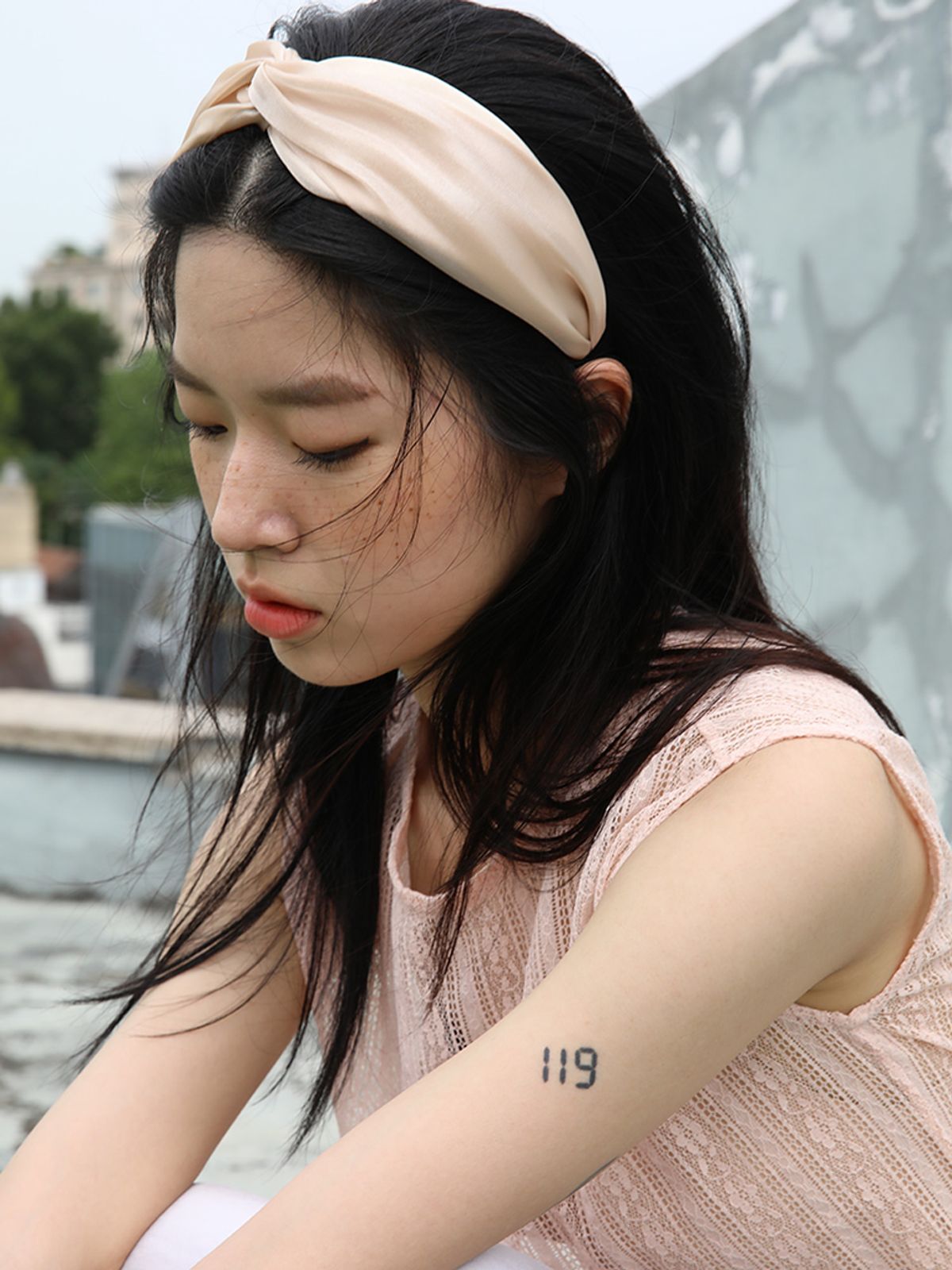 쏘리, 투 머치 러브(SORRY, TOO MUCH LOVE) Sharon Oganza Hairband_Beige