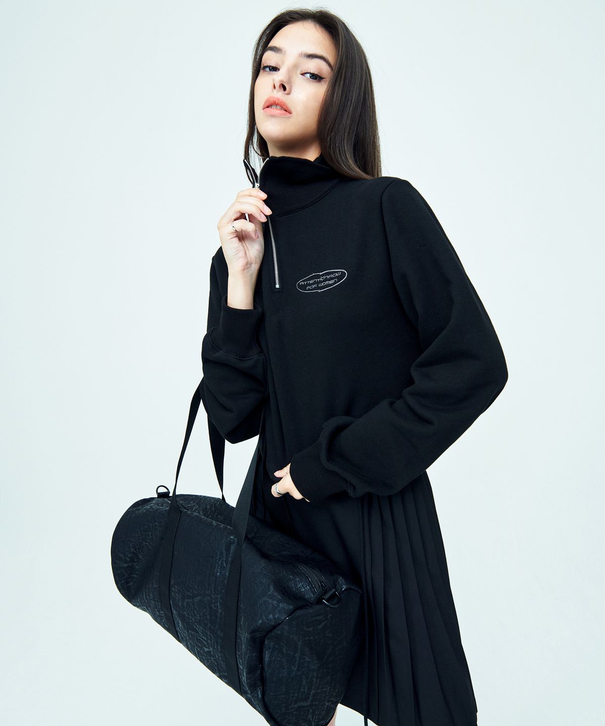 어텐션로우 포 우먼(ATTENTIONROW FOR WOMEN) 프론트 로고 스포티 크롭 하프 집업 (블랙)