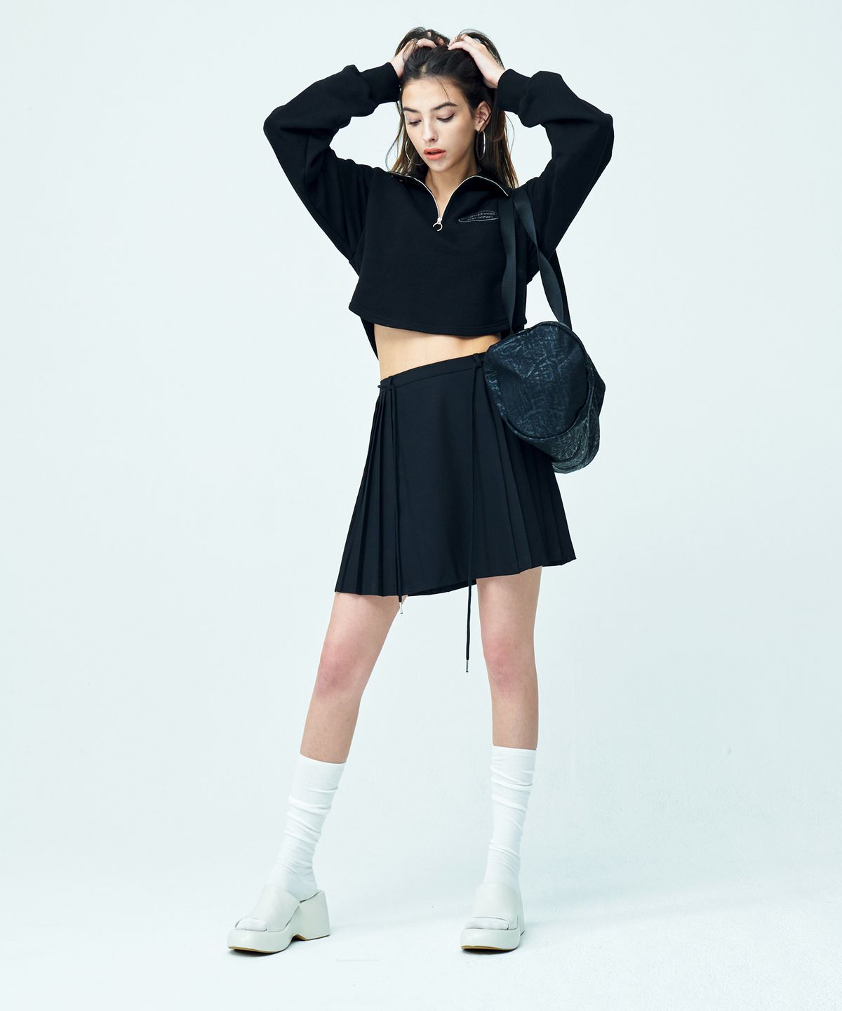 어텐션로우 포 우먼(ATTENTIONROW FOR WOMEN) 프론트 로고 스포티 크롭 하프 집업 (블랙)