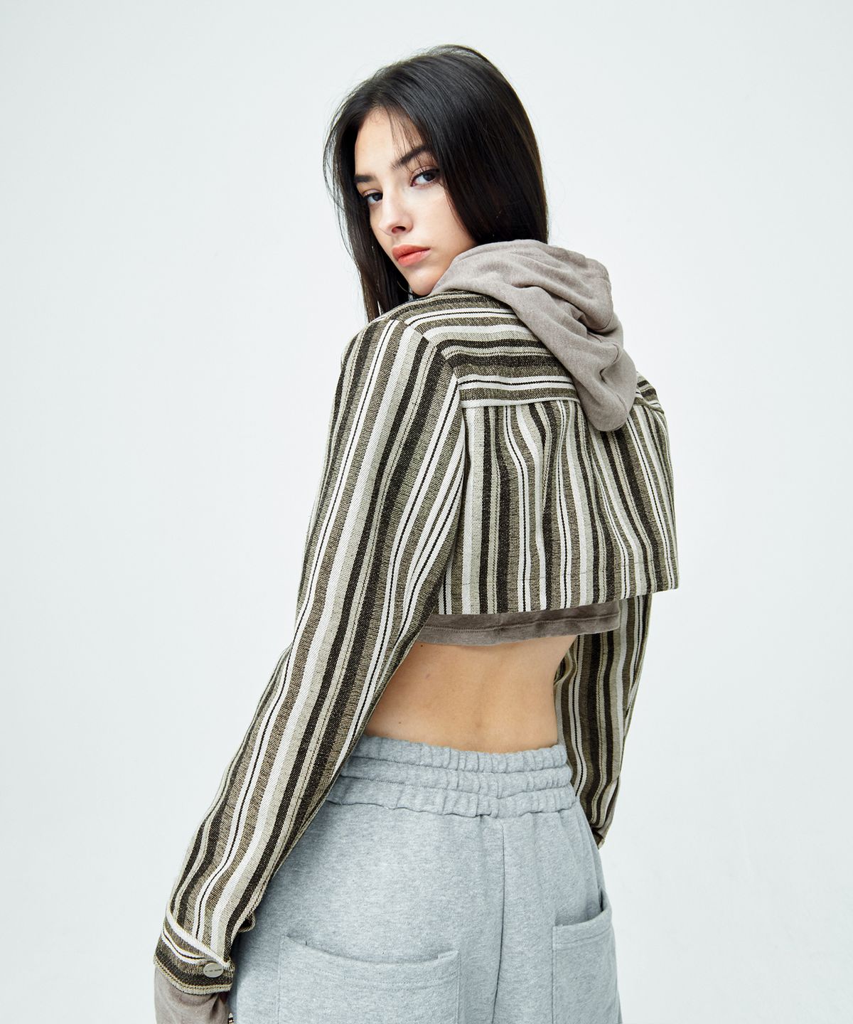 어텐션로우 포 우먼(ATTENTIONROW FOR WOMEN) 스트라이프 오버핏 트러커 숏 자켓 (브라운)