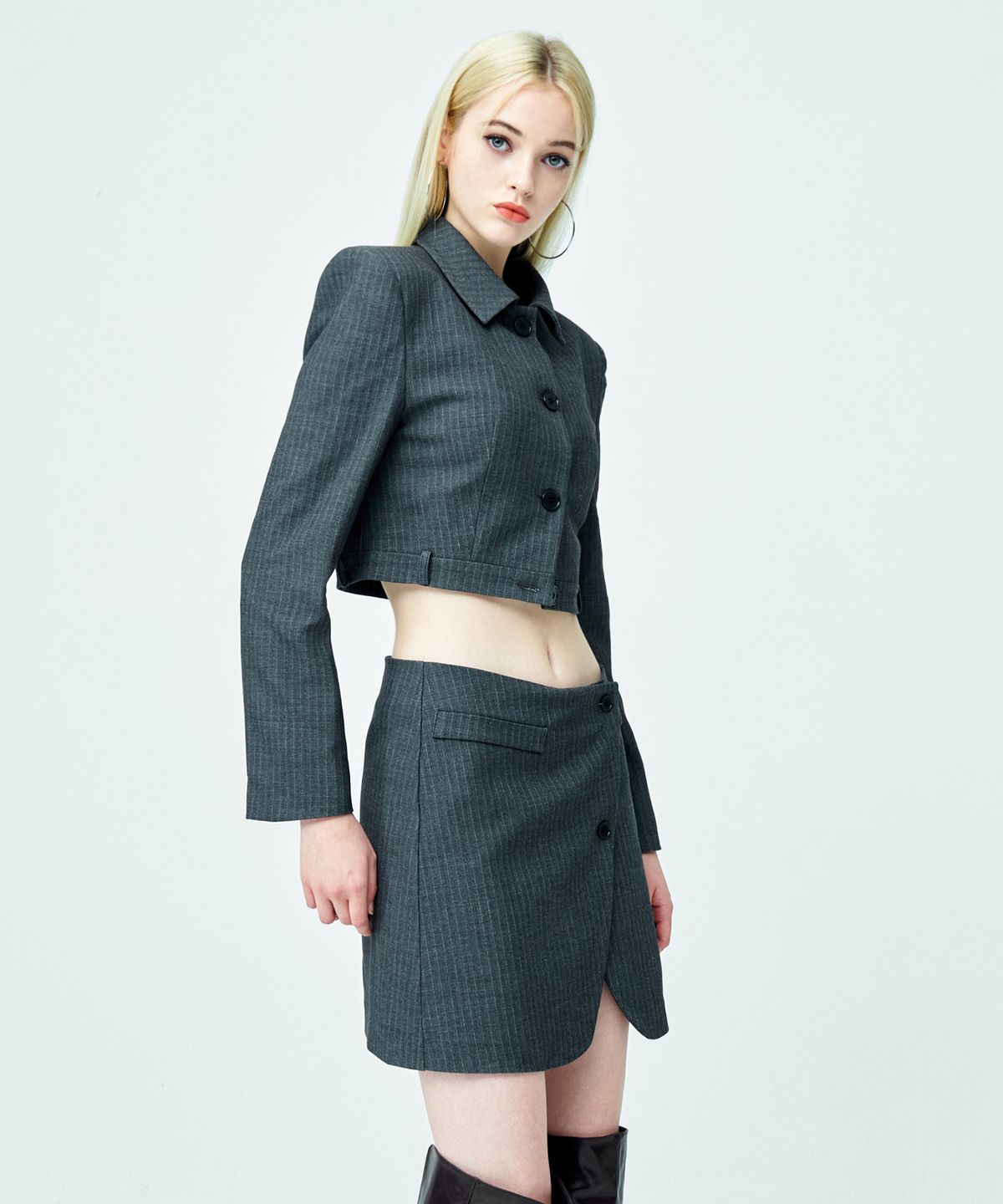어텐션로우 포 우먼(ATTENTIONROW FOR WOMEN) 헤링본 로우라이즈 랩 미니 스커트 (다크그레이)