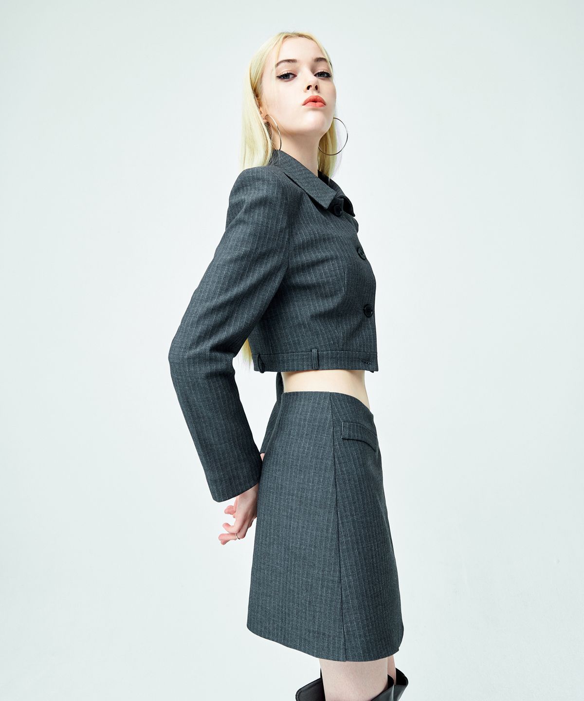 어텐션로우 포 우먼(ATTENTIONROW FOR WOMEN) 헤링본 로우라이즈 랩 미니 스커트 (다크그레이)