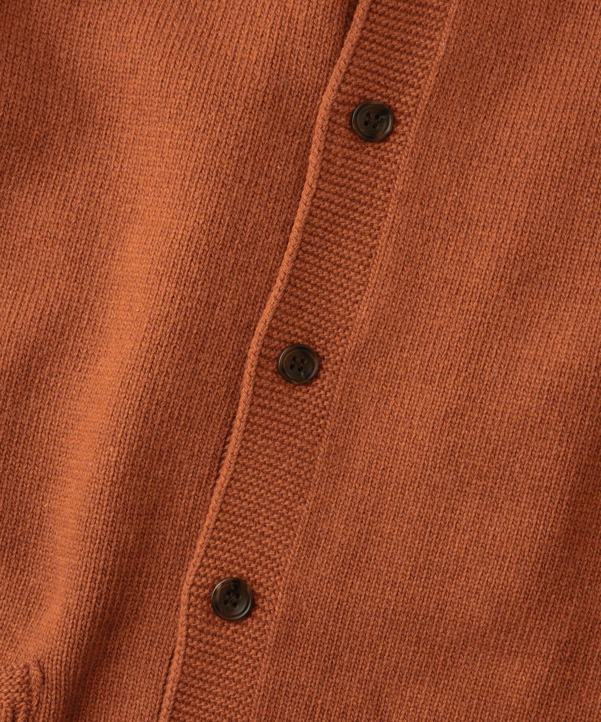 아웃스탠딩(OUTSTANDING) LAMBSWOOL FISHERMAN CARDIGAN_BRICK
