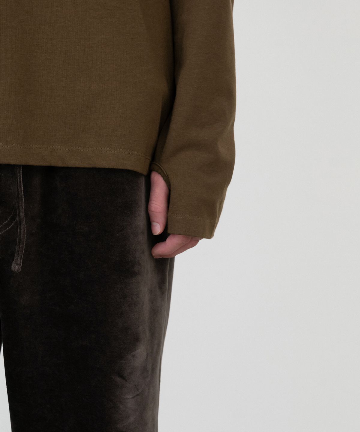 인사일런스(INSILENCE) 하이넥 집업 워머 탑 BROWN