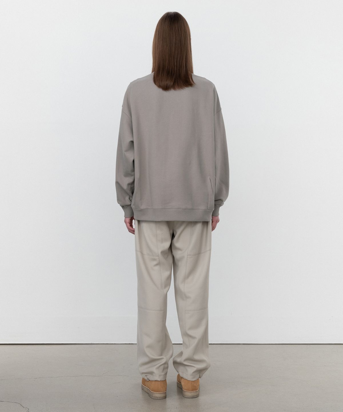 인사일런스(INSILENCE) 다트 포인트 오버핏 스웨트셔츠 ASH BEIGE