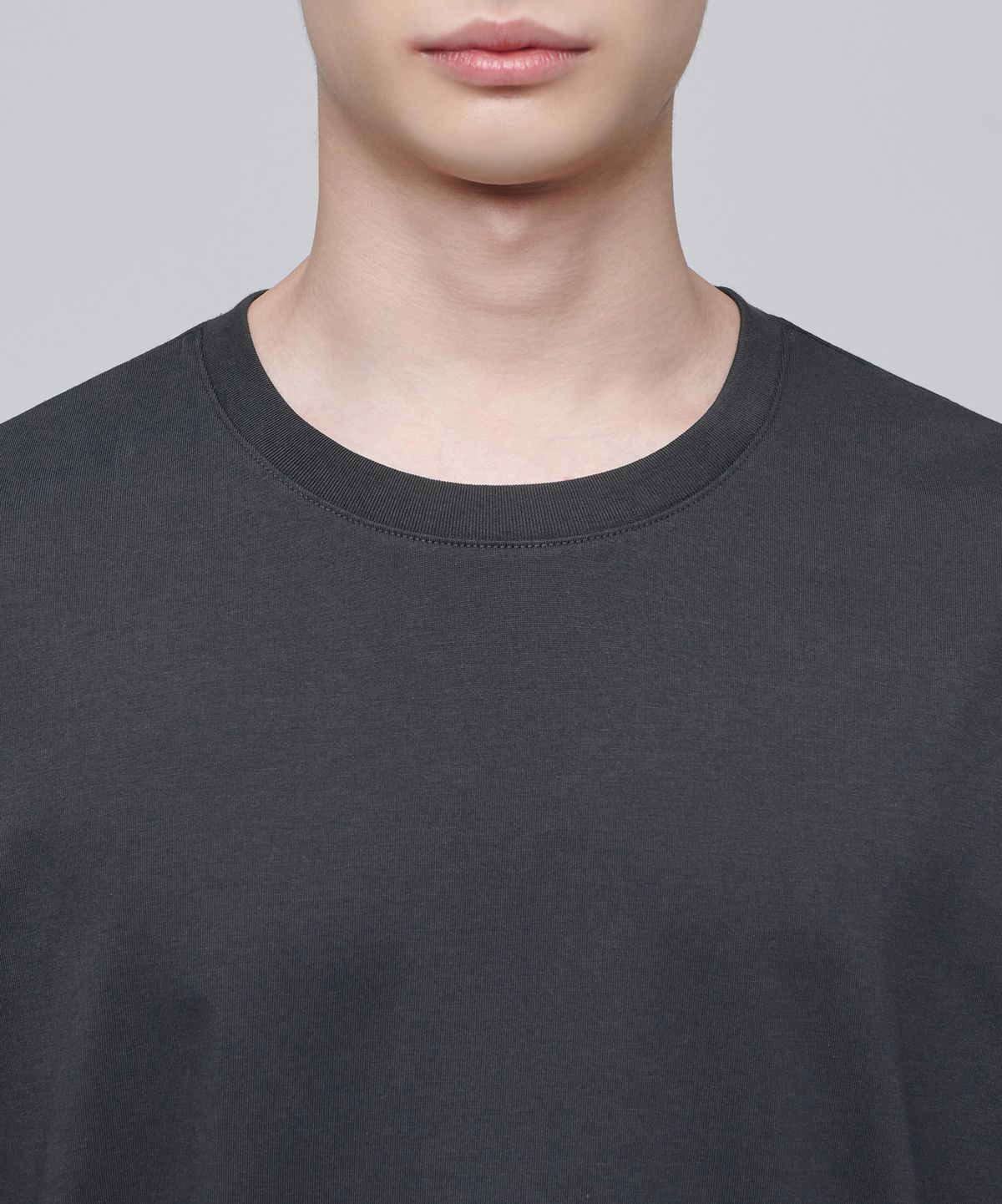 무신사 스탠다드(MUSINSA STANDARD) 수피마 릴렉스드 크루 넥 긴소매 티셔츠 [건메탈]