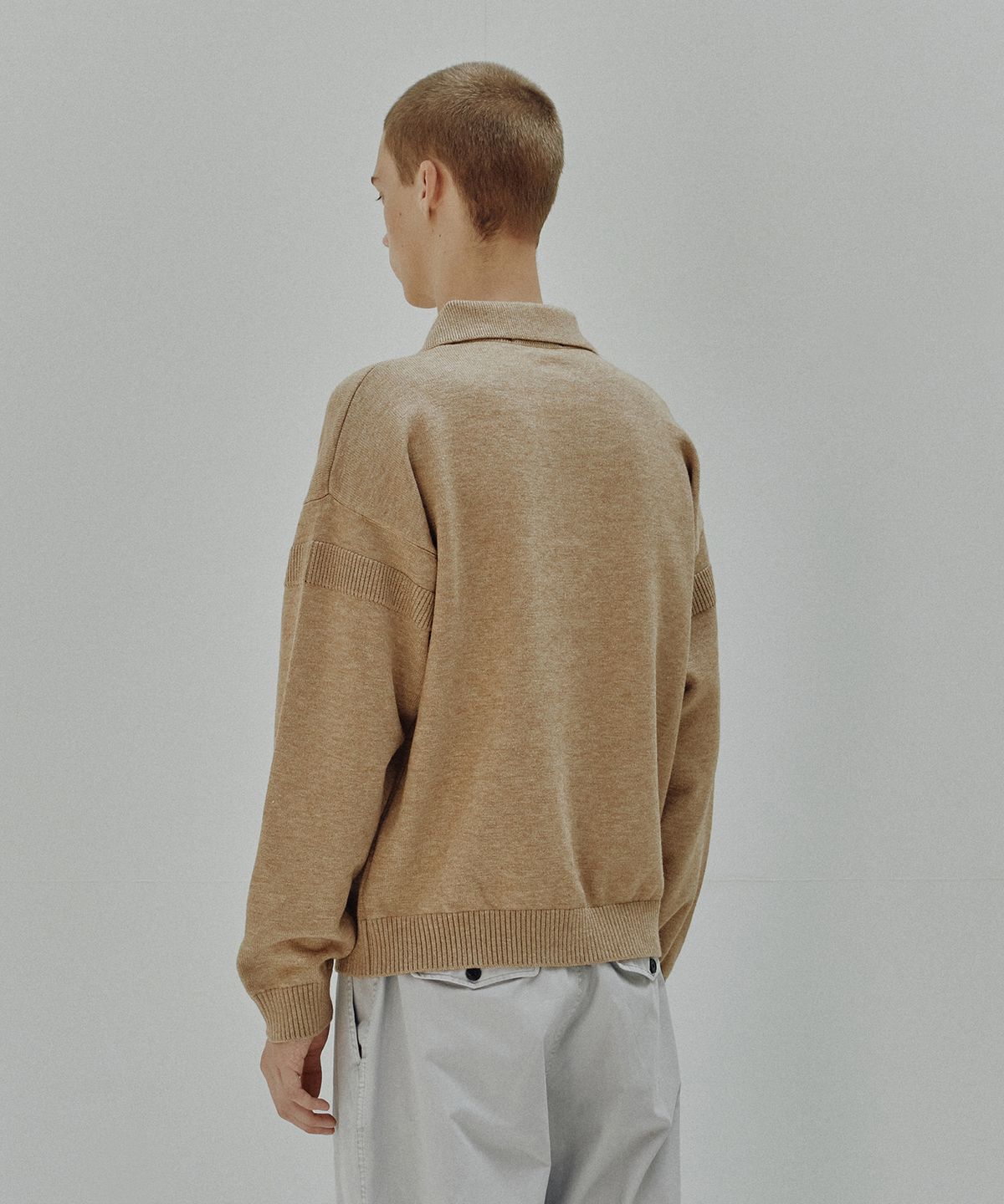 니티드(KNITTED) 비스코스 워셔블 하프 집업 니트 BEIGE