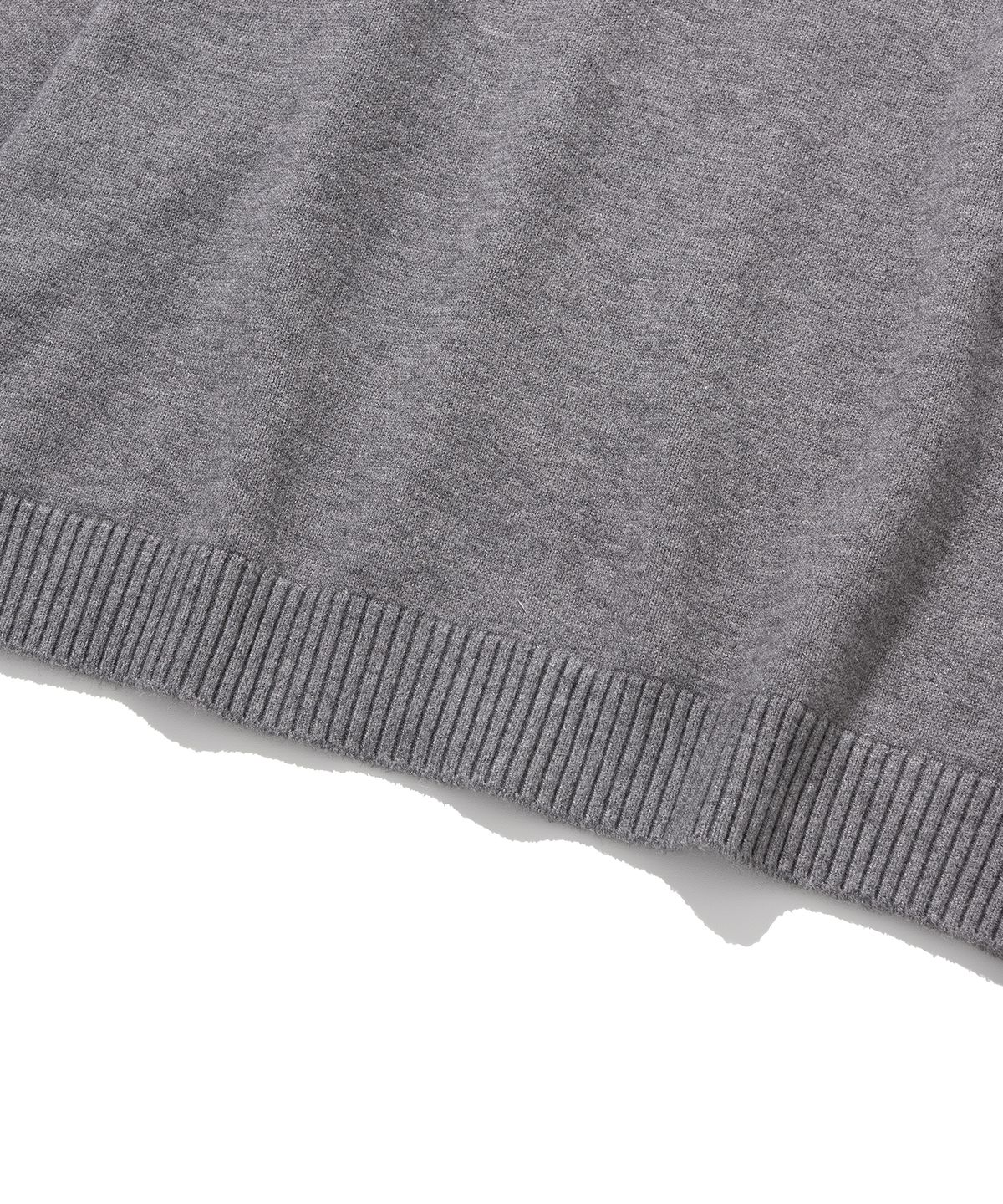 니티드(KNITTED) 비스코스 워셔블 하프 집업 니트 GREY