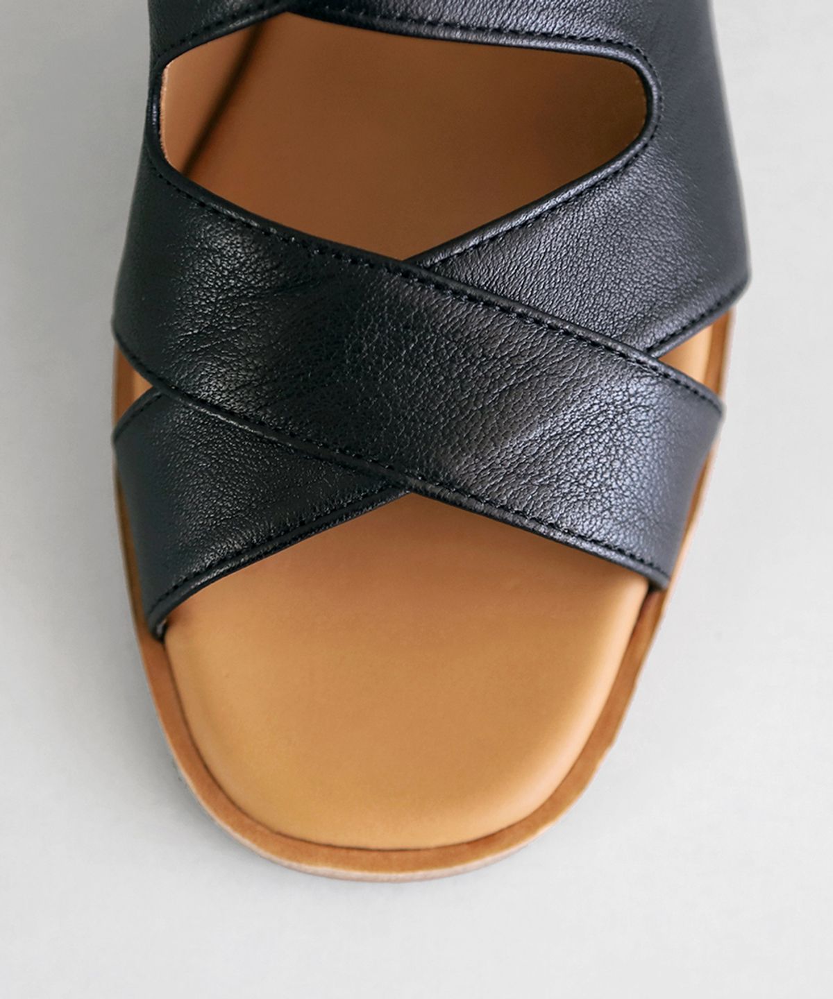 흰(HEENN) Leather Crossover Sandals . Black