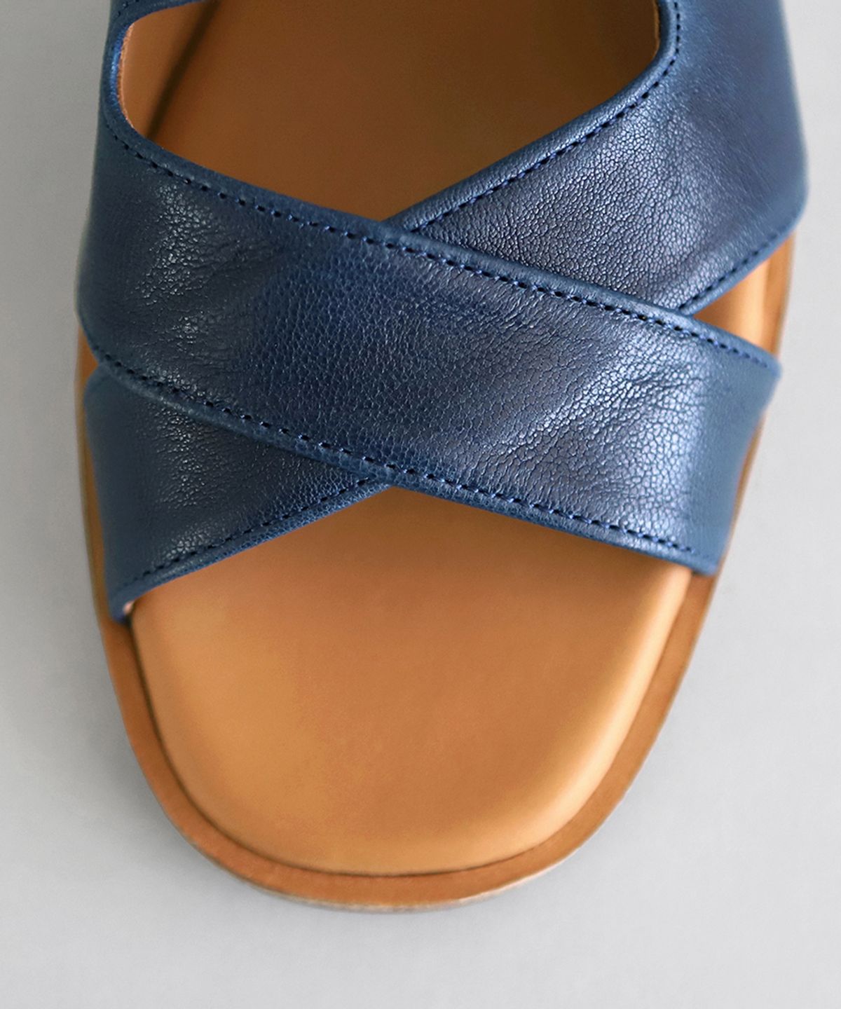 흰(HEENN) Leather Crossover Sandals . Indigo