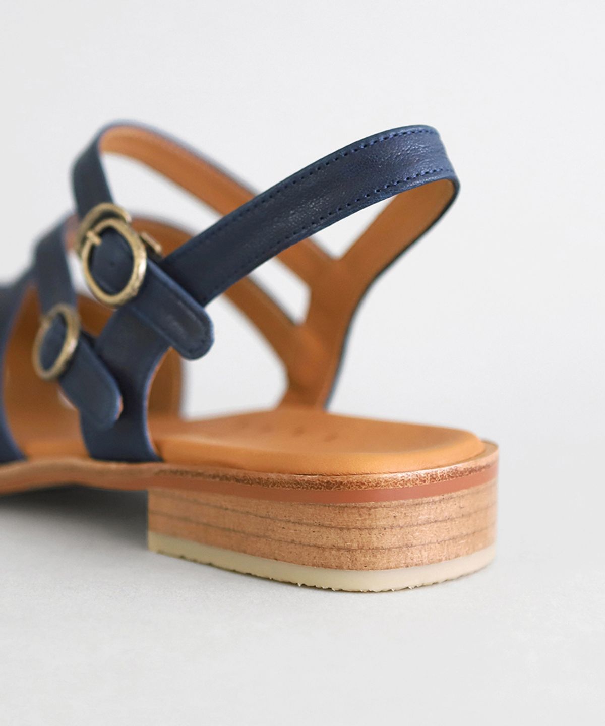 흰(HEENN) Leather Crossover Sandals . Indigo