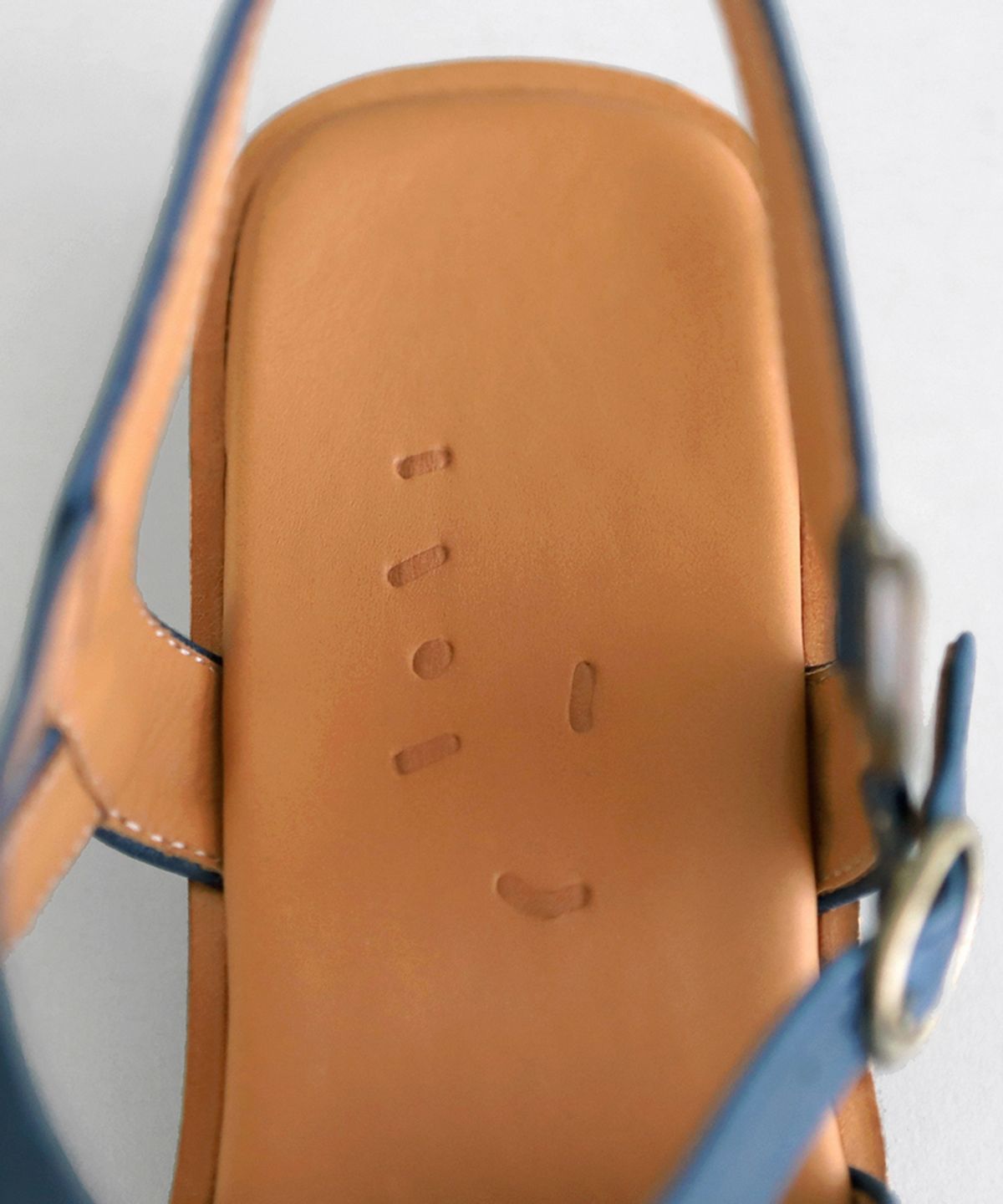 흰(HEENN) Leather Crossover Sandals . Indigo