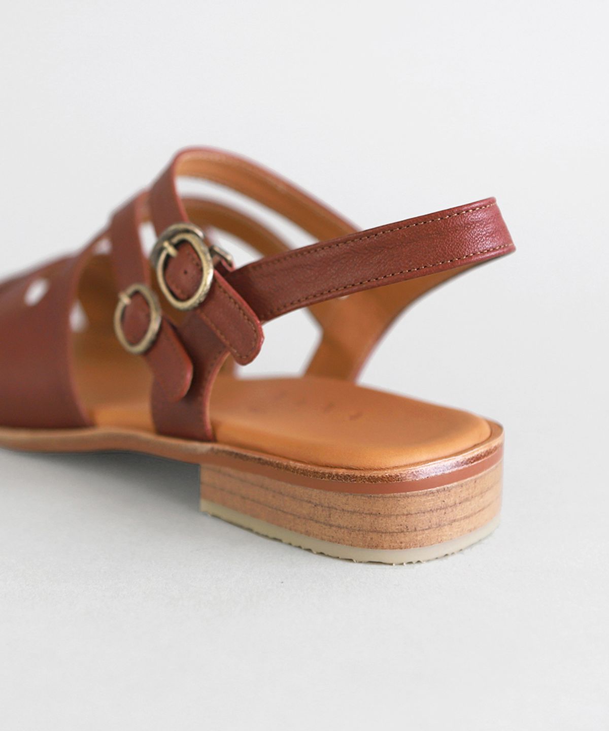 흰(HEENN) Leather Crossover Sandals . Maroon Red