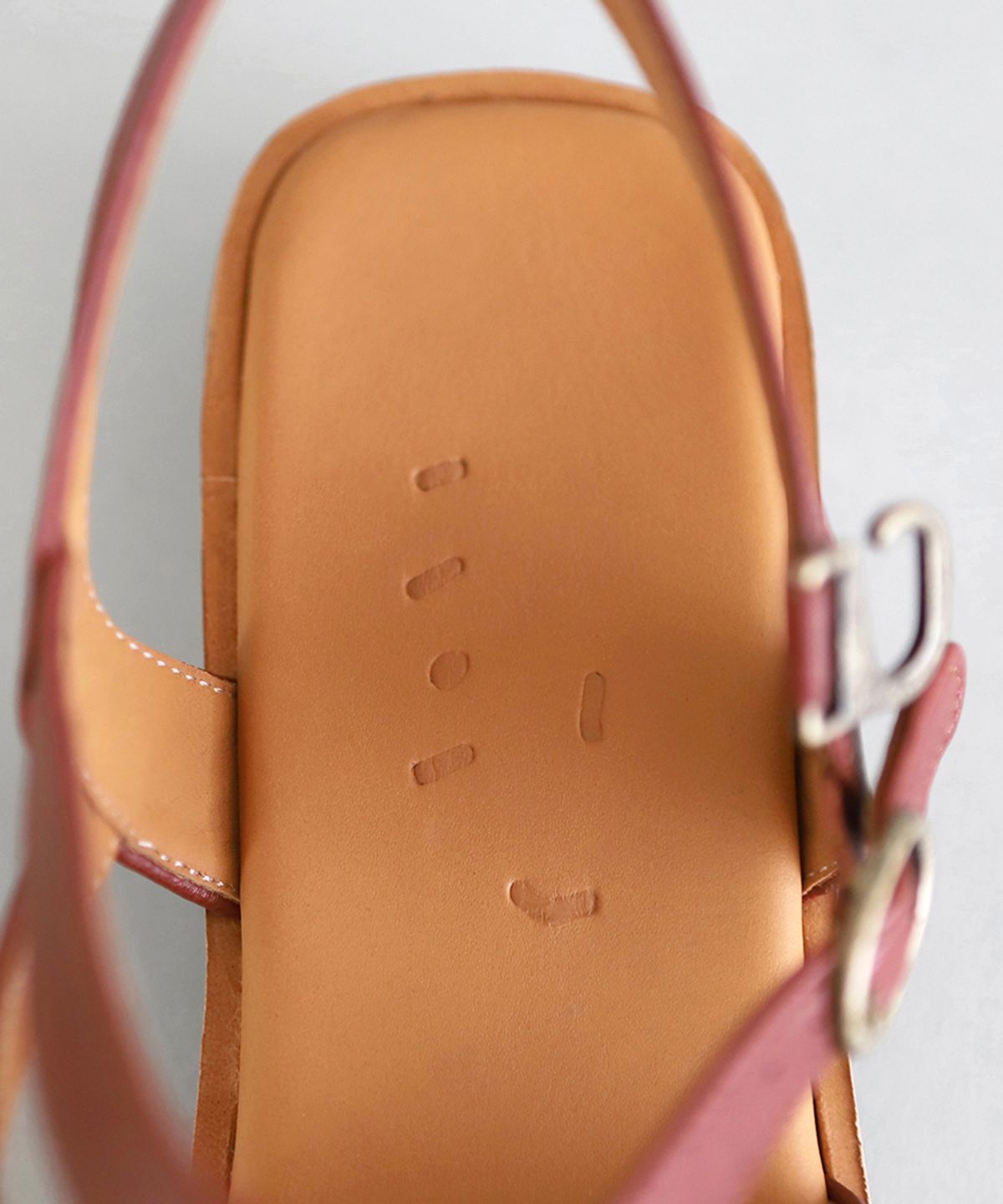 흰(HEENN) Leather Crossover Sandals . Maroon Red