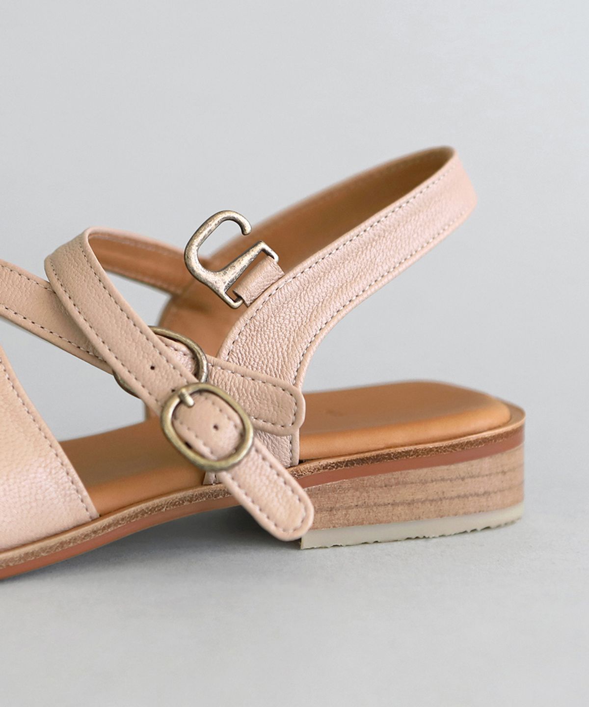 흰(HEENN) Leather Crossover Sandals . Pink Beige