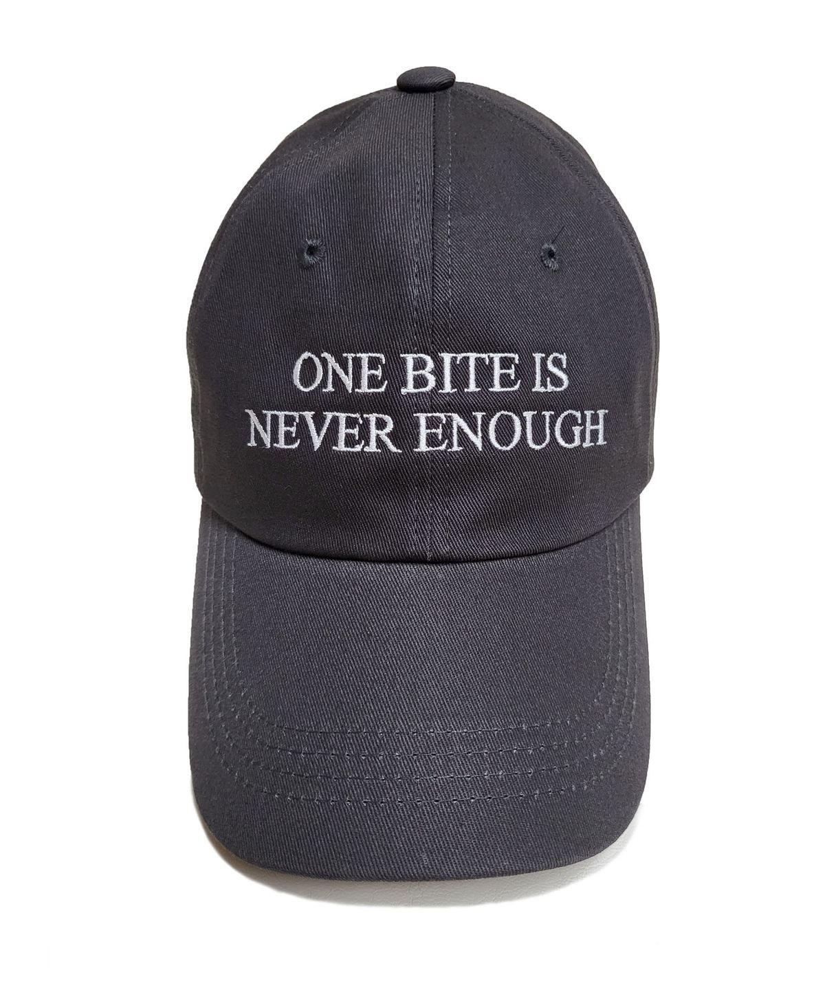 오바인(OBINE) ONE BITE IS NEVER ENOUGH 레터링 소프트 볼캡 챠콜그레이