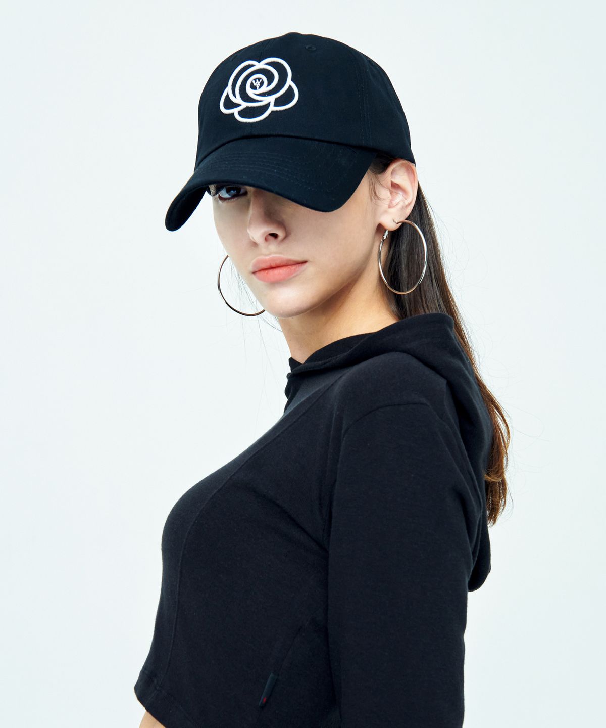어텐션로우 포 우먼(ATTENTIONROW FOR WOMEN) 빅 플라워 로고 자수 볼캡 (블랙)