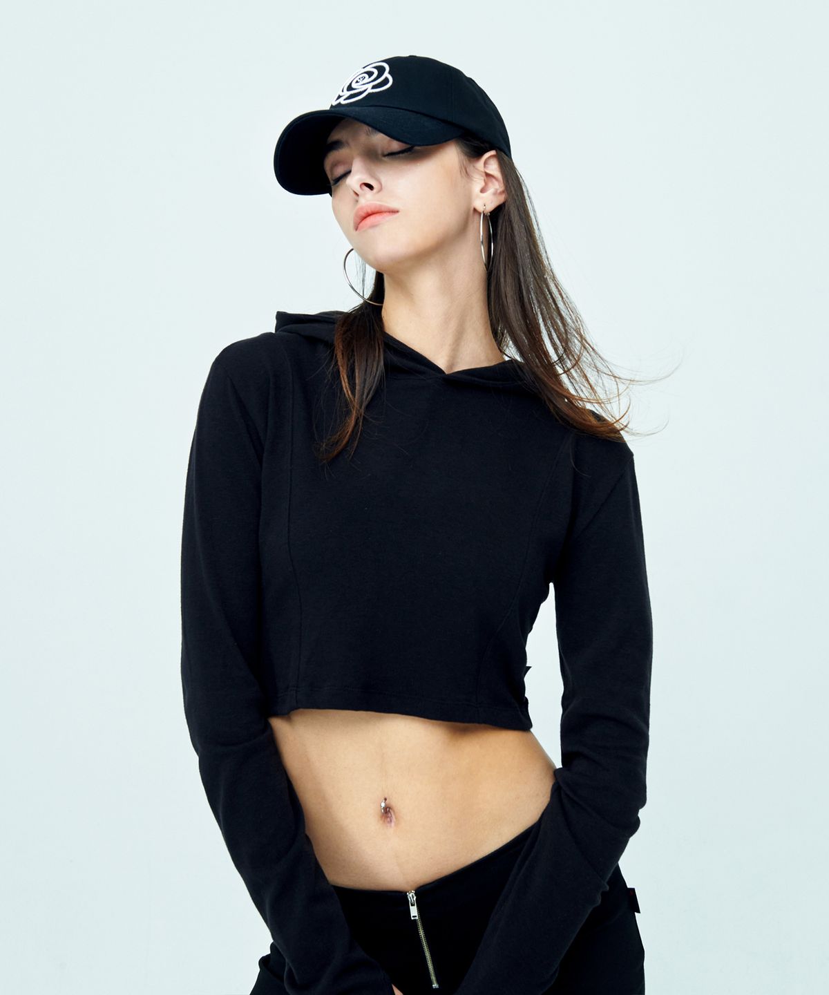 어텐션로우 포 우먼(ATTENTIONROW FOR WOMEN) 빅 플라워 로고 자수 볼캡 (블랙)