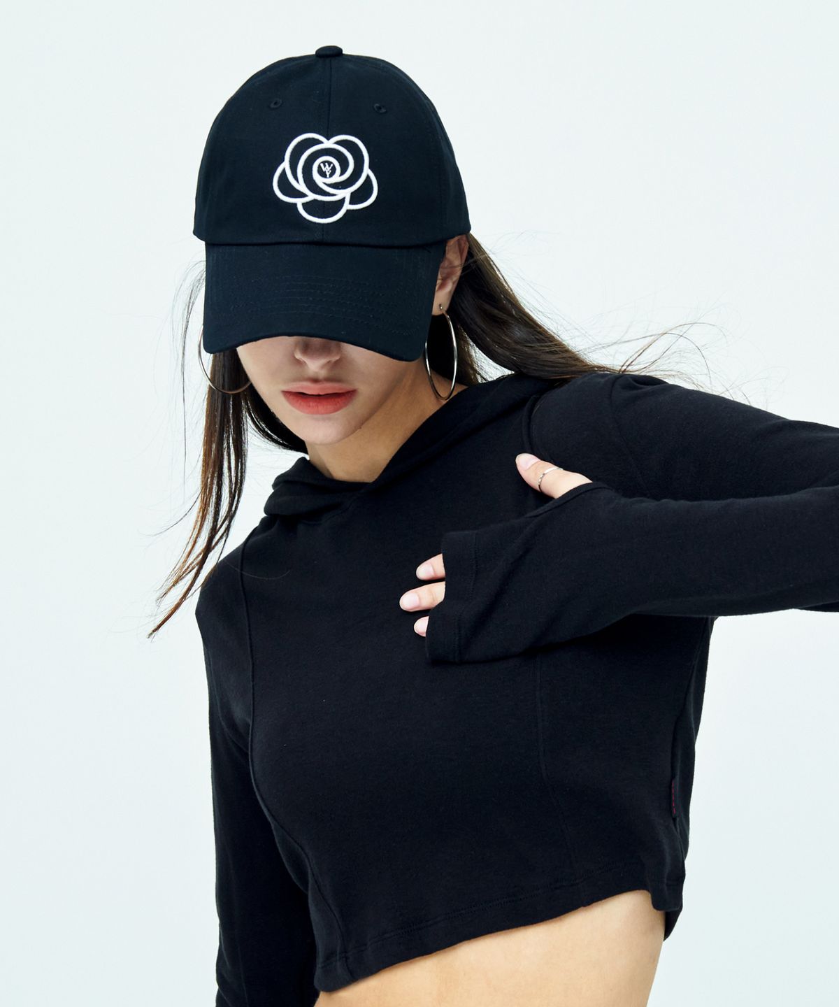 어텐션로우 포 우먼(ATTENTIONROW FOR WOMEN) 빅 플라워 로고 자수 볼캡 (블랙)