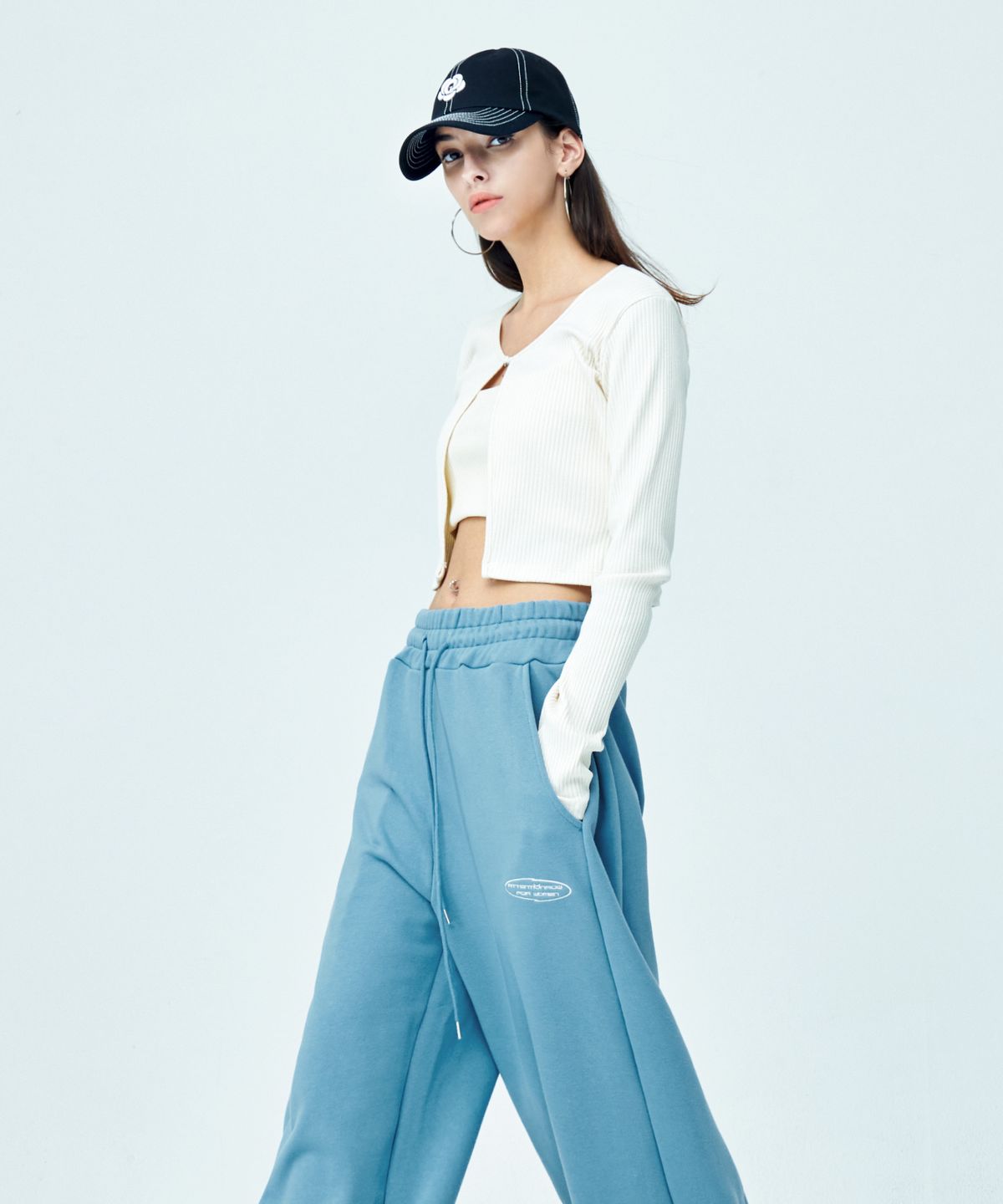 어텐션로우 포 우먼(ATTENTIONROW FOR WOMEN) 플라워 로고 자수 스티치 볼캡 (블랙)