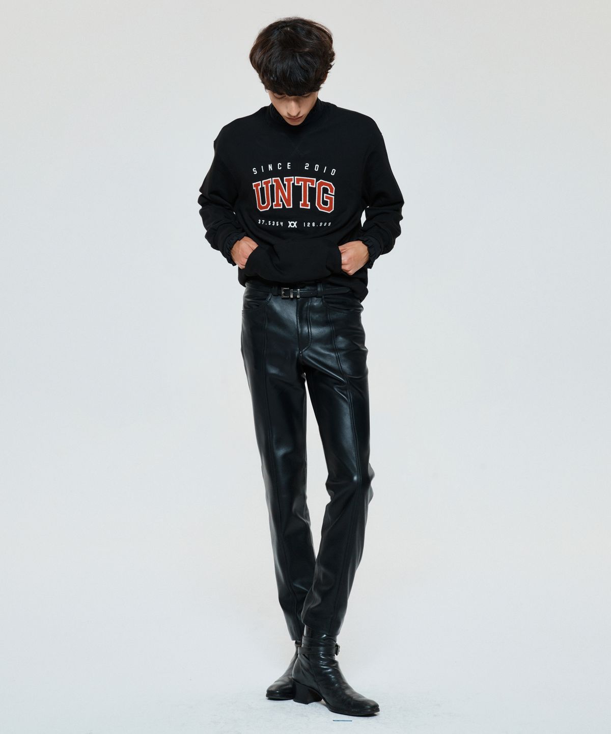 언티지(UNTAGE) 로고 자수 스웻 셔츠[Black(UNISEX)]_UTT-FM02