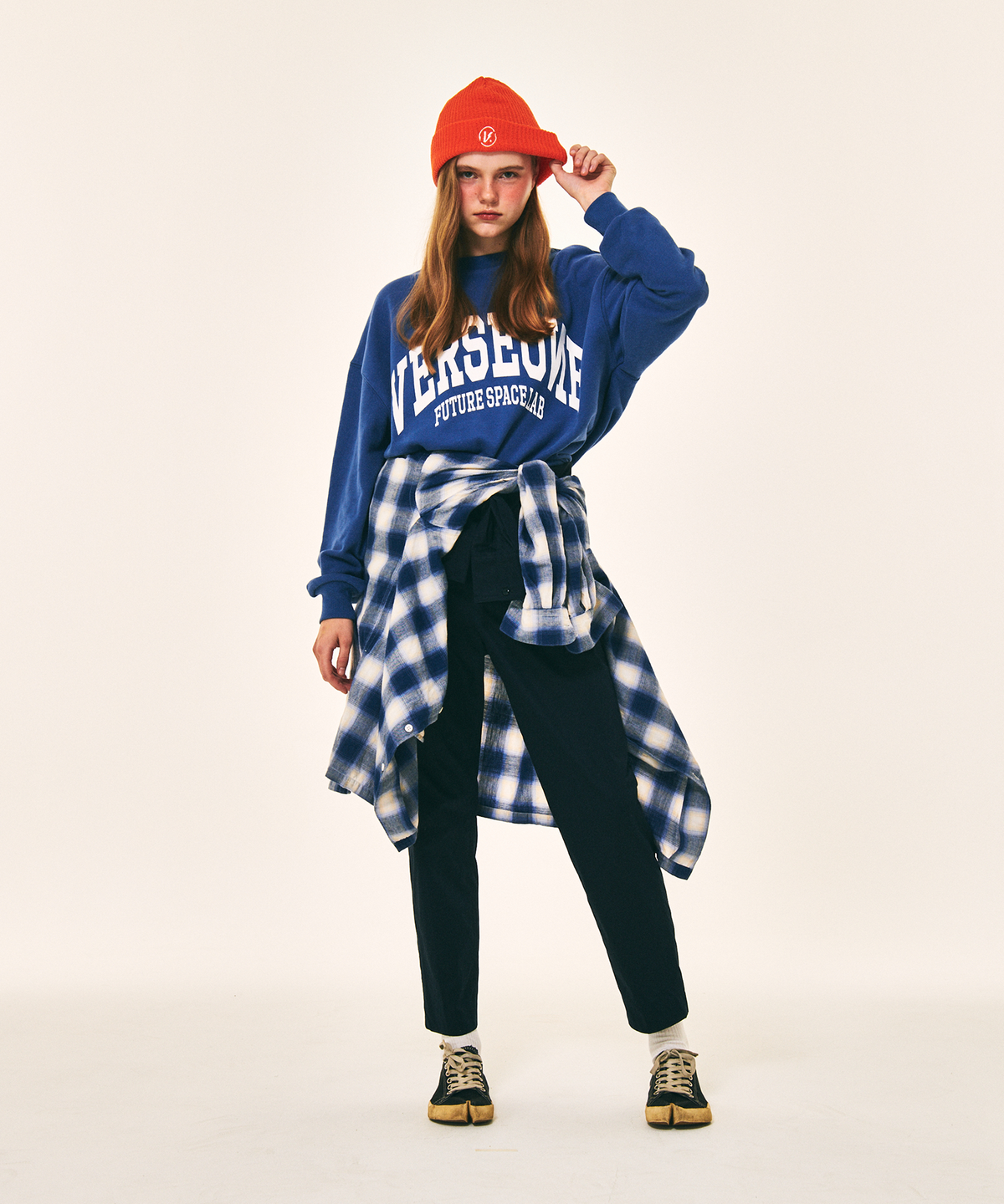 벌스원(VERSE ONE) ARCH LOGO CREWNECK SWEATSHIRTS INDIGO BLUE