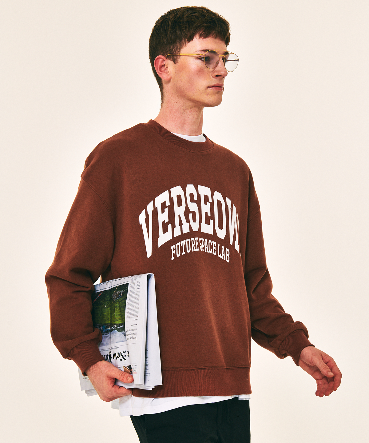 벌스원(VERSE ONE) ARCH LOGO CREWNECK SWEATSHIRTS BROWN