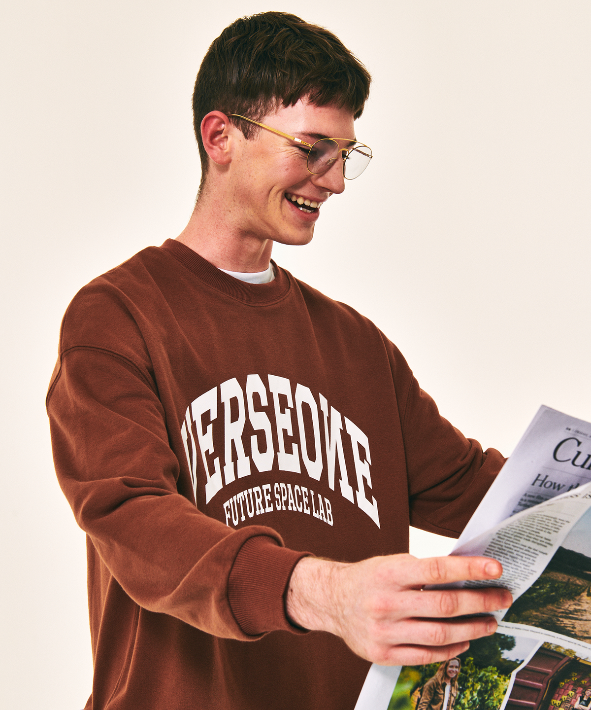 벌스원(VERSE ONE) ARCH LOGO CREWNECK SWEATSHIRTS BROWN