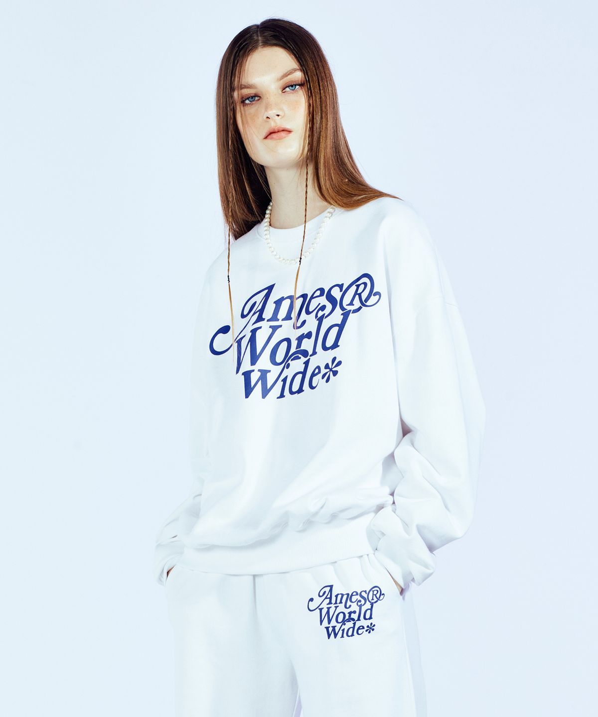 아메스 월드와이드(AMES-WORLDWIDE) SIGNATURE LOGO SWEATSHIRT WHITE (AM2CFUM440A)