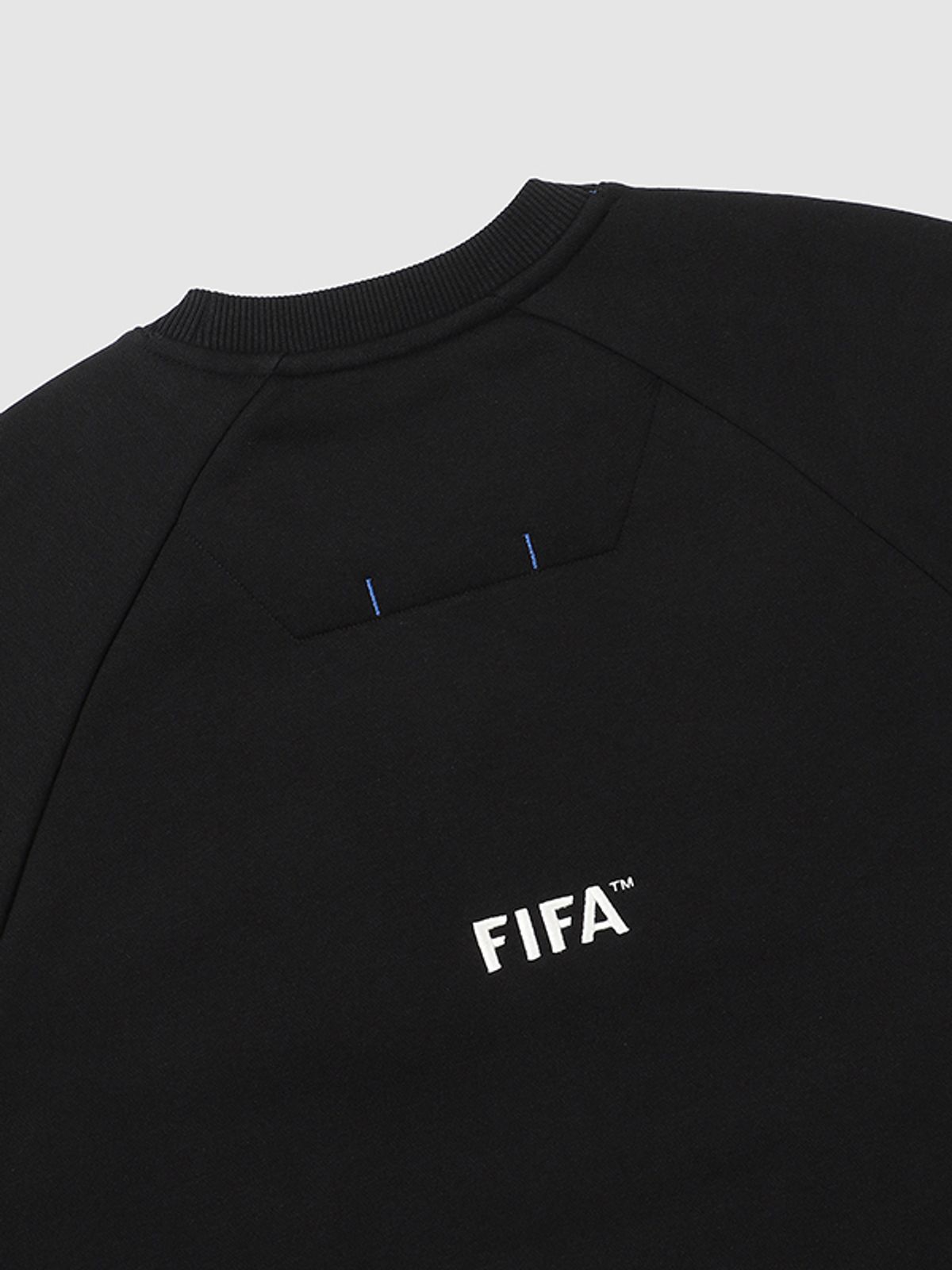 피파 1904(FIFA 1904) 에센셜 부클 자수 맨투맨(기모) 블랙(FF24MR14U_160)