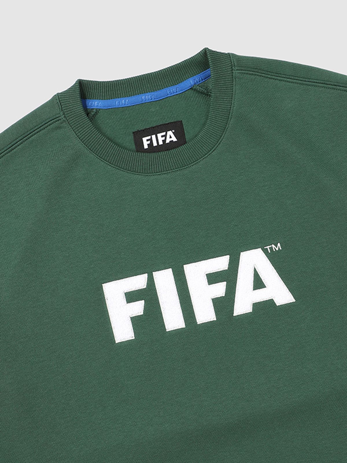 피파 1904(FIFA 1904) 에센셜 부클 자수 맨투맨(기모) 다크그린(FF24MR14U_730)
