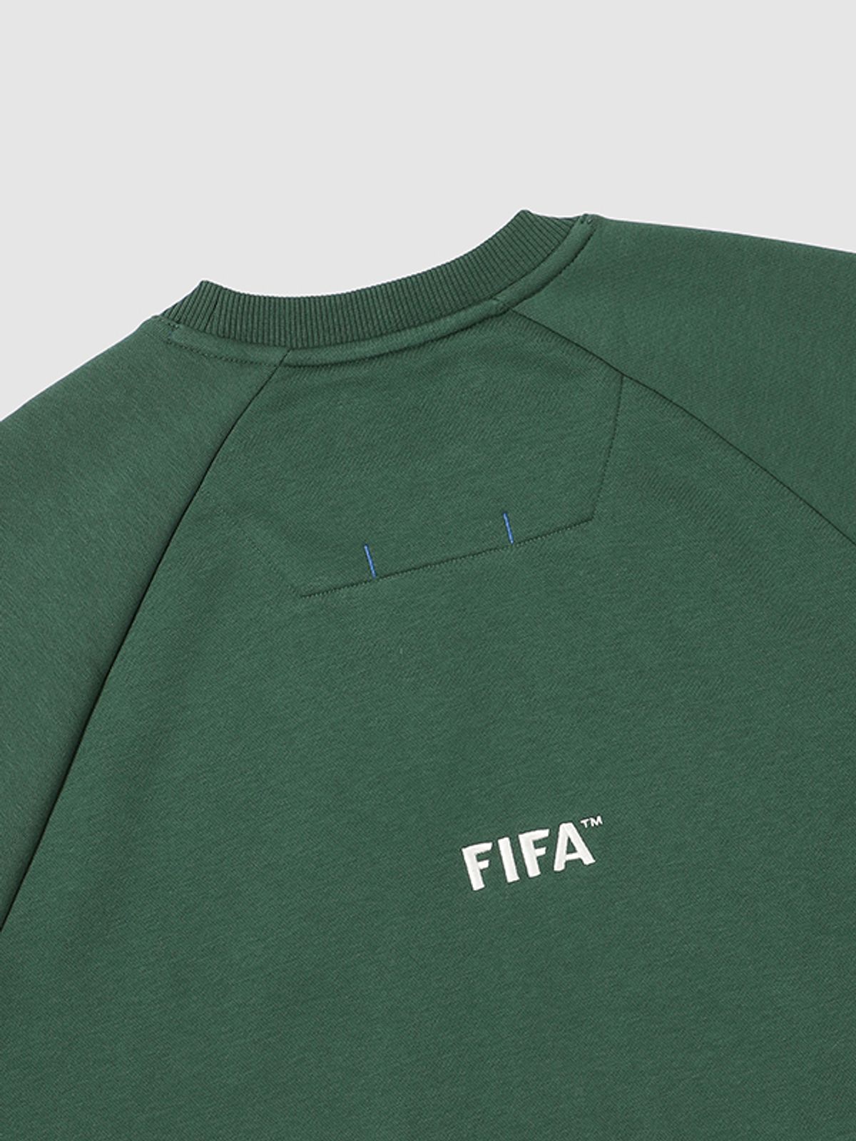 피파 1904(FIFA 1904) 에센셜 부클 자수 맨투맨(기모) 다크그린(FF24MR14U_730)