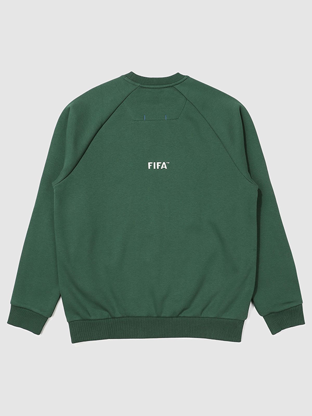 피파 1904(FIFA 1904) 에센셜 부클 자수 맨투맨(기모) 다크그린(FF24MR14U_730)