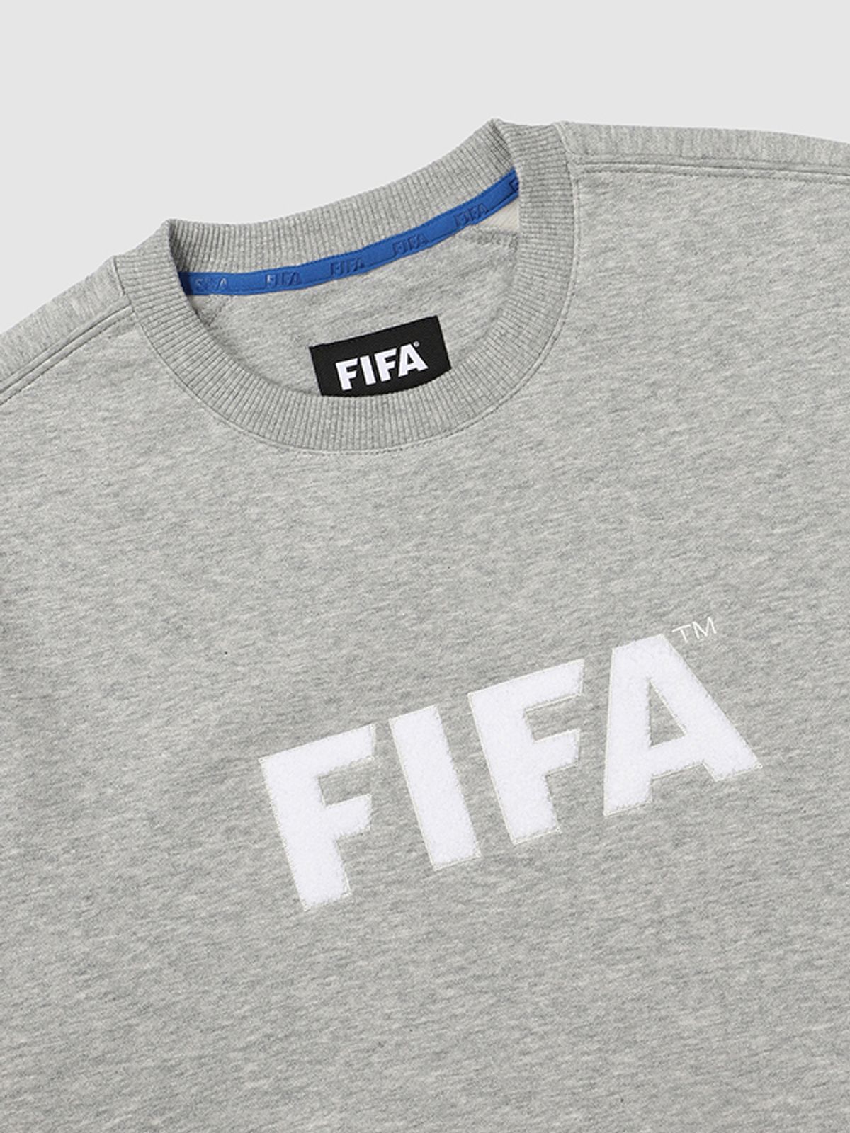 피파 1904(FIFA 1904) 에센셜 부클 자수 맨투맨(기모) 멜란지그레이(FF24MR14U_130)