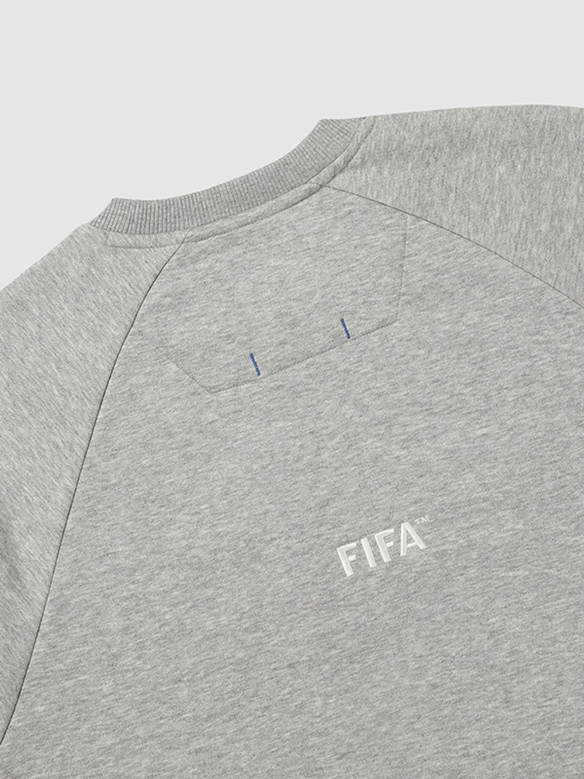 피파 1904(FIFA 1904) 에센셜 부클 자수 맨투맨(기모) 멜란지그레이(FF24MR14U_130)