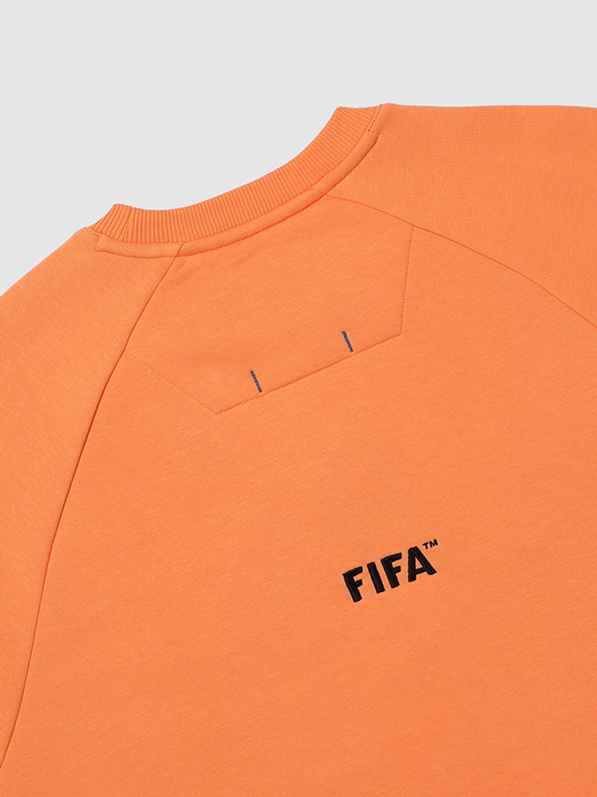 피파 1904(FIFA 1904) 에센셜 부클 자수 맨투맨(기모) 오렌지(FF24MR14U_500)