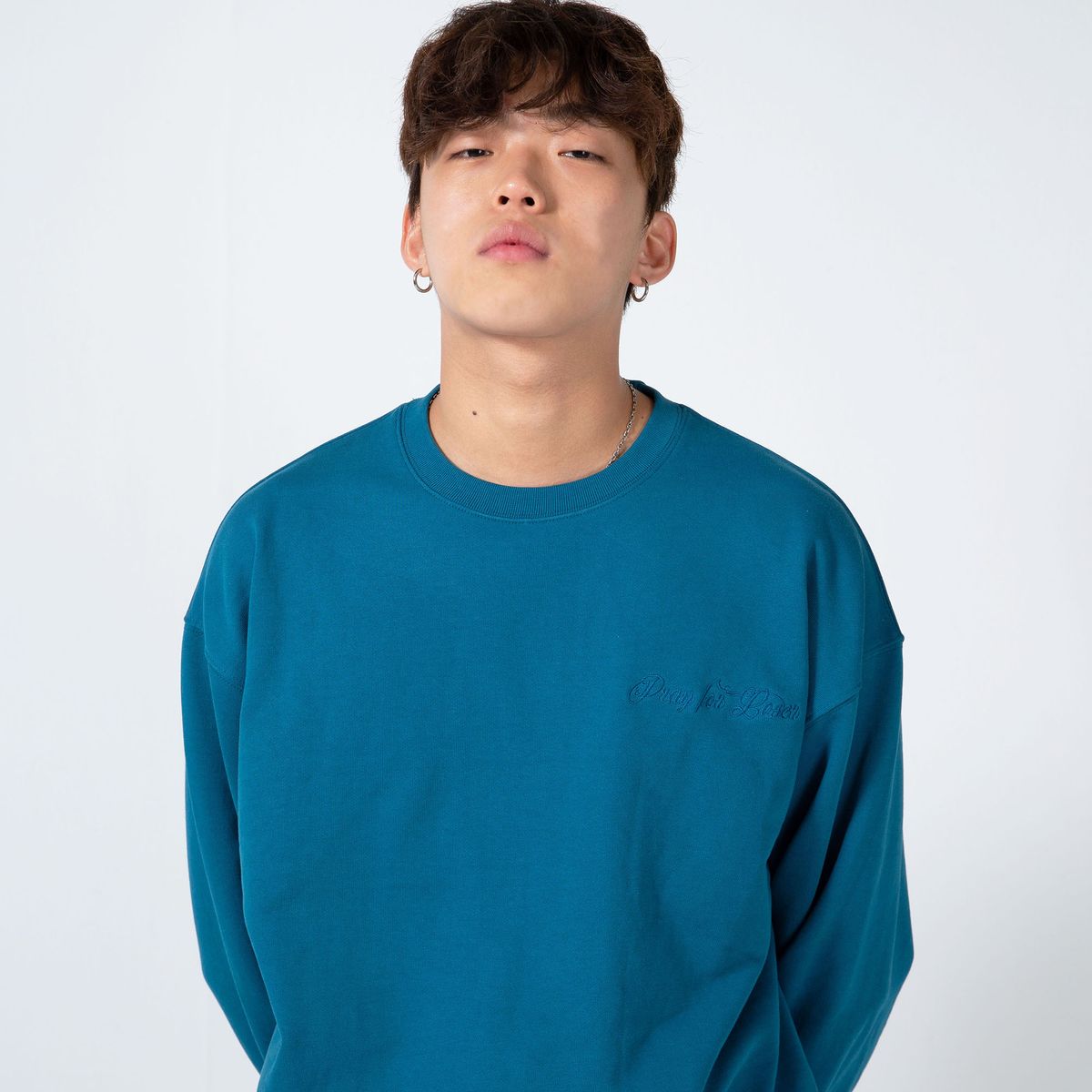델리리움(DELILIUM) 프레이 핸즈 오버 스웨트 맨투맨 [Azzur]