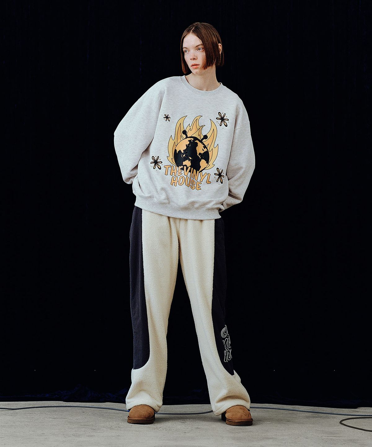 더바이닐하우스(THEVINYLHOUSE) BURNING EARTH SWEATSHIRT LIGHT GREY (VH2CFUM443A)