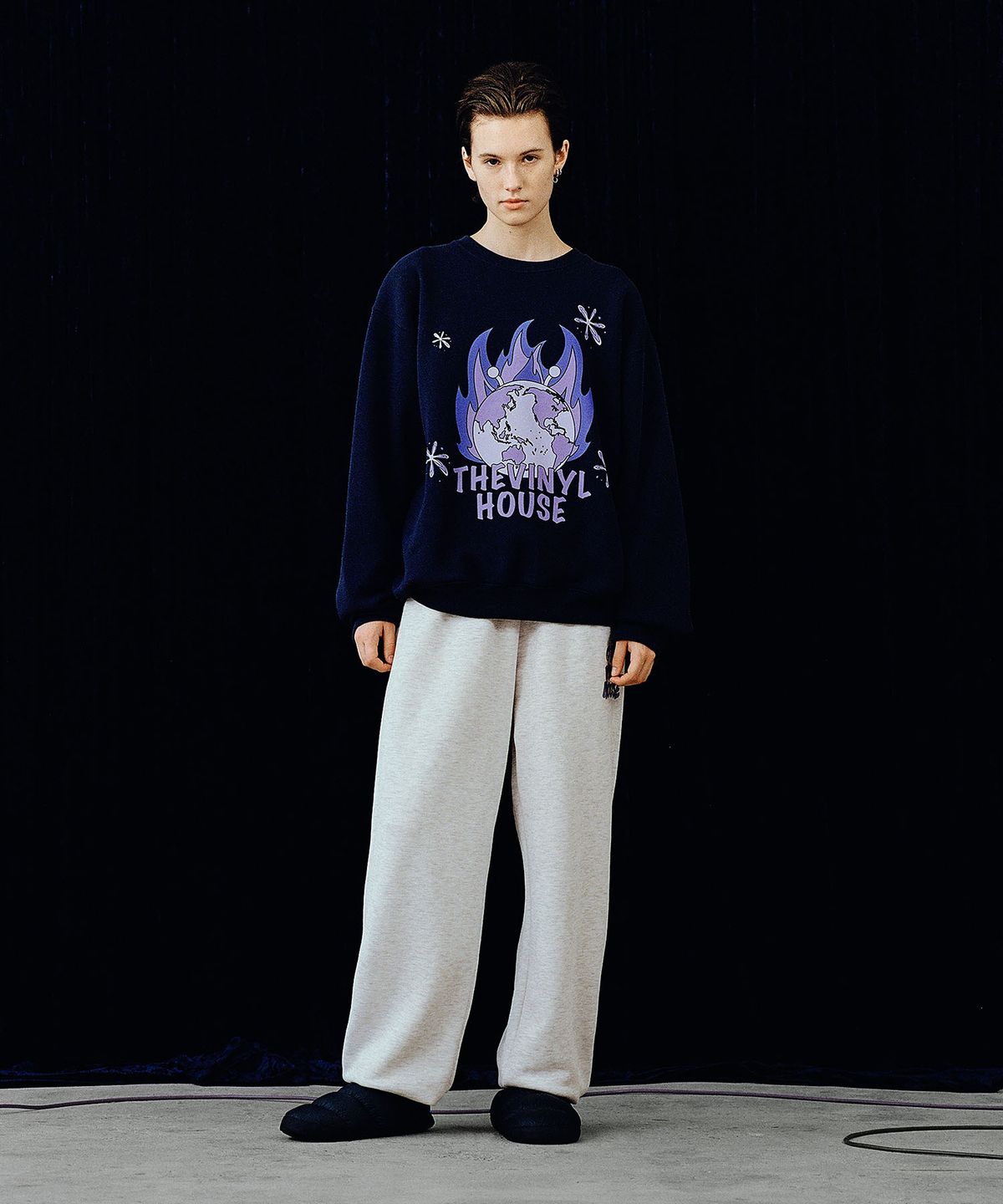 더바이닐하우스(THEVINYLHOUSE) BURNING EARTH SWEATSHIRT NAVY (VH2CFUM443A)