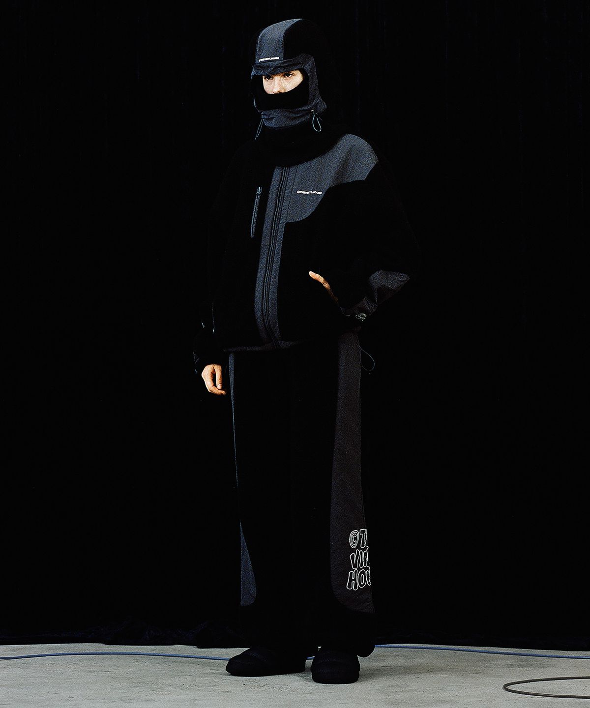 더바이닐하우스(THEVINYLHOUSE) PANELED FLEECE PANTS BLACK (VH2CWUPA10A)