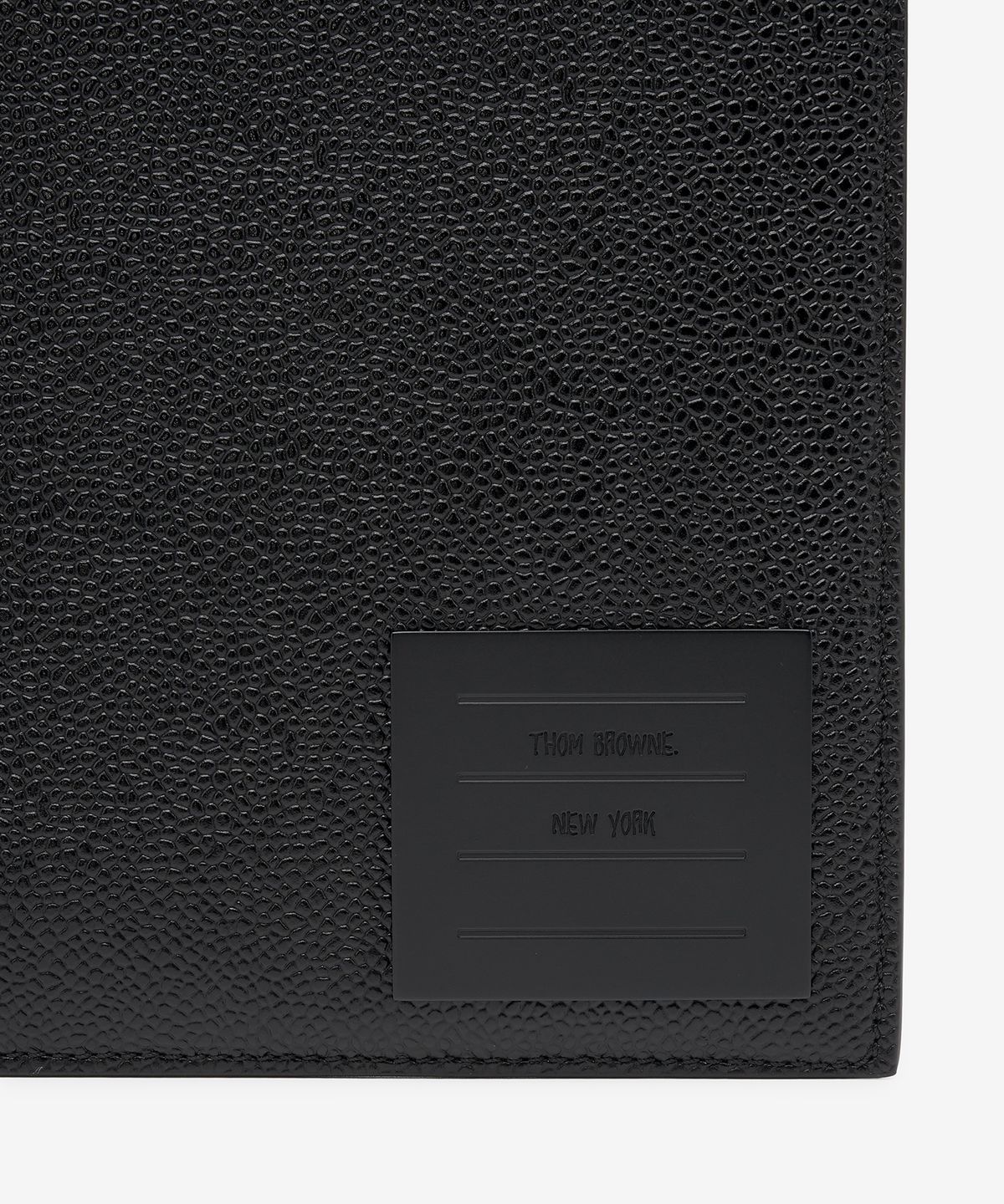 톰 브라운(THOM BROWNE) 남성 스몰 4바 브라스 라벨 도큐먼트 홀더 클러치 - 블랙 / MAC124A00198001