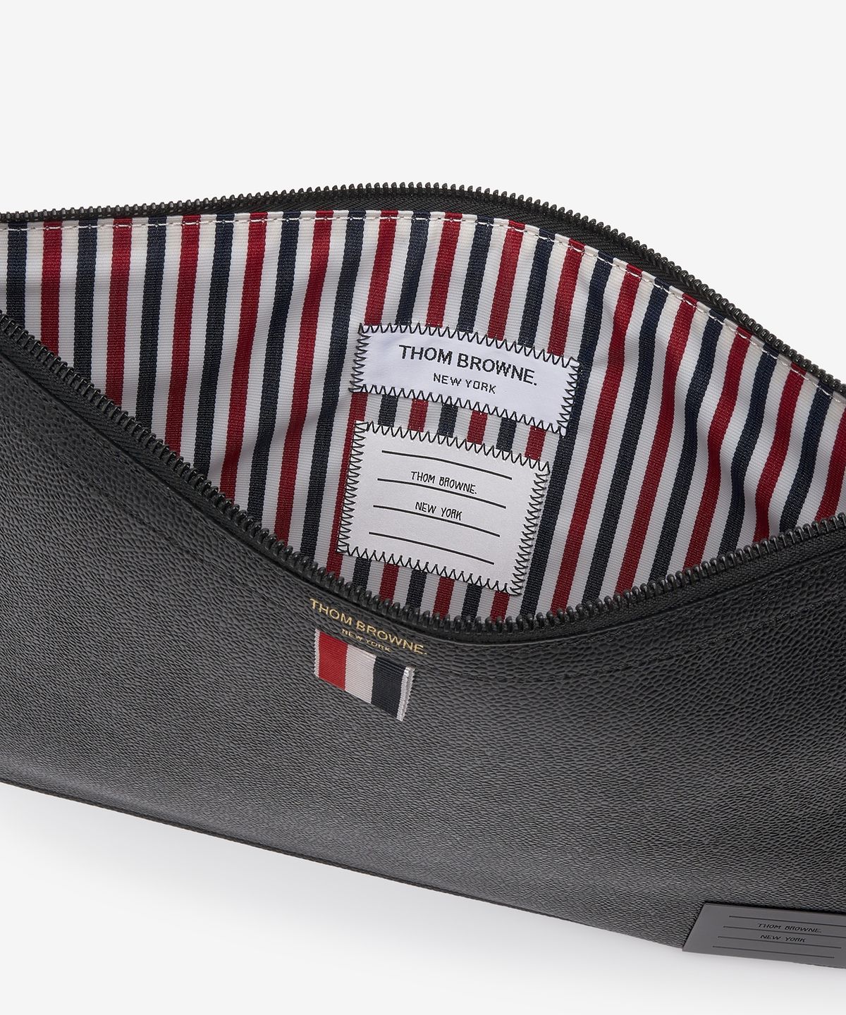 톰 브라운(THOM BROWNE) 남성 스몰 4바 브라스 라벨 도큐먼트 홀더 클러치 - 블랙 / MAC124A00198001